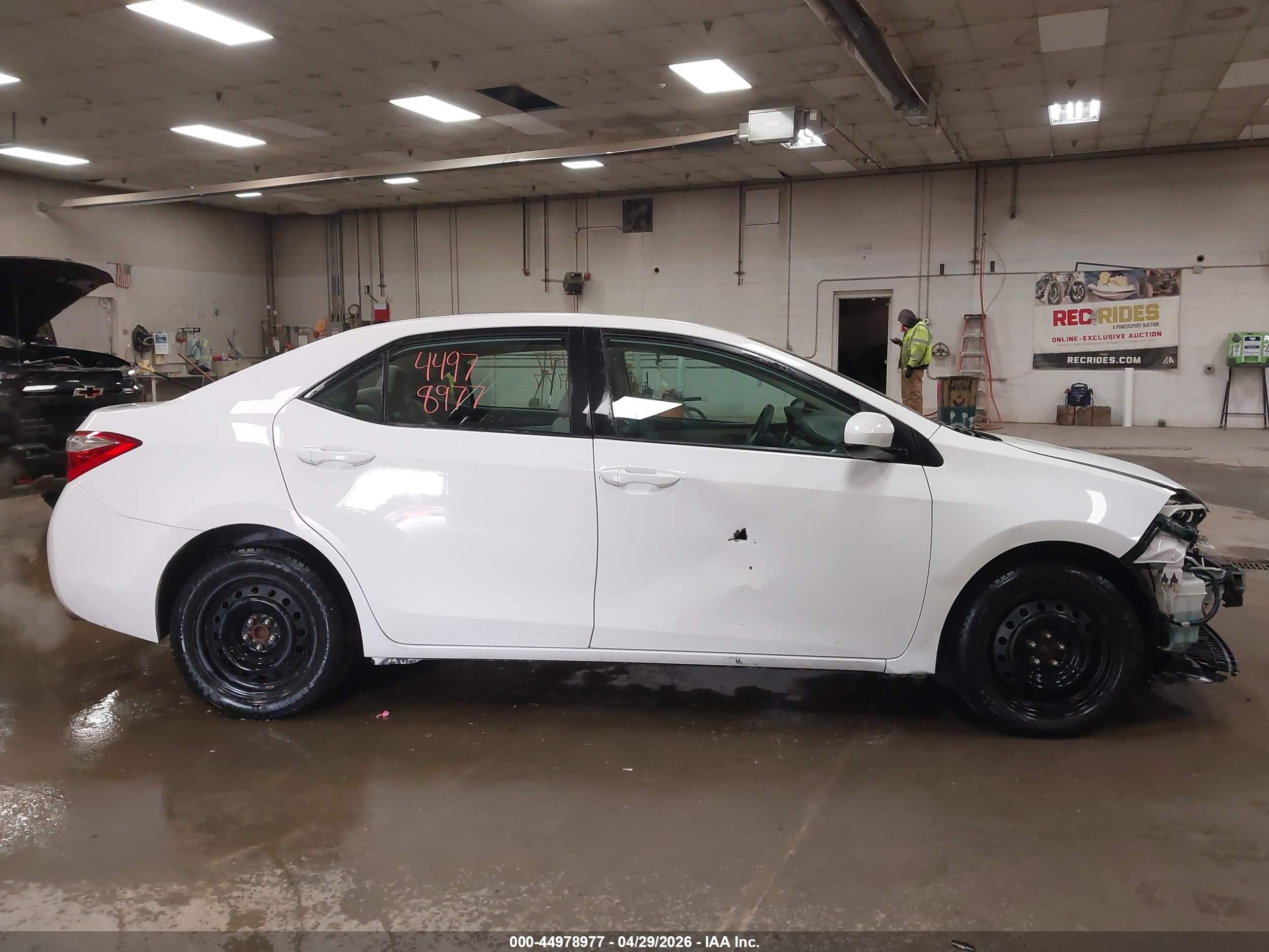 2015 Toyota Corolla Le White vin: 2T1BURHE1FC464818