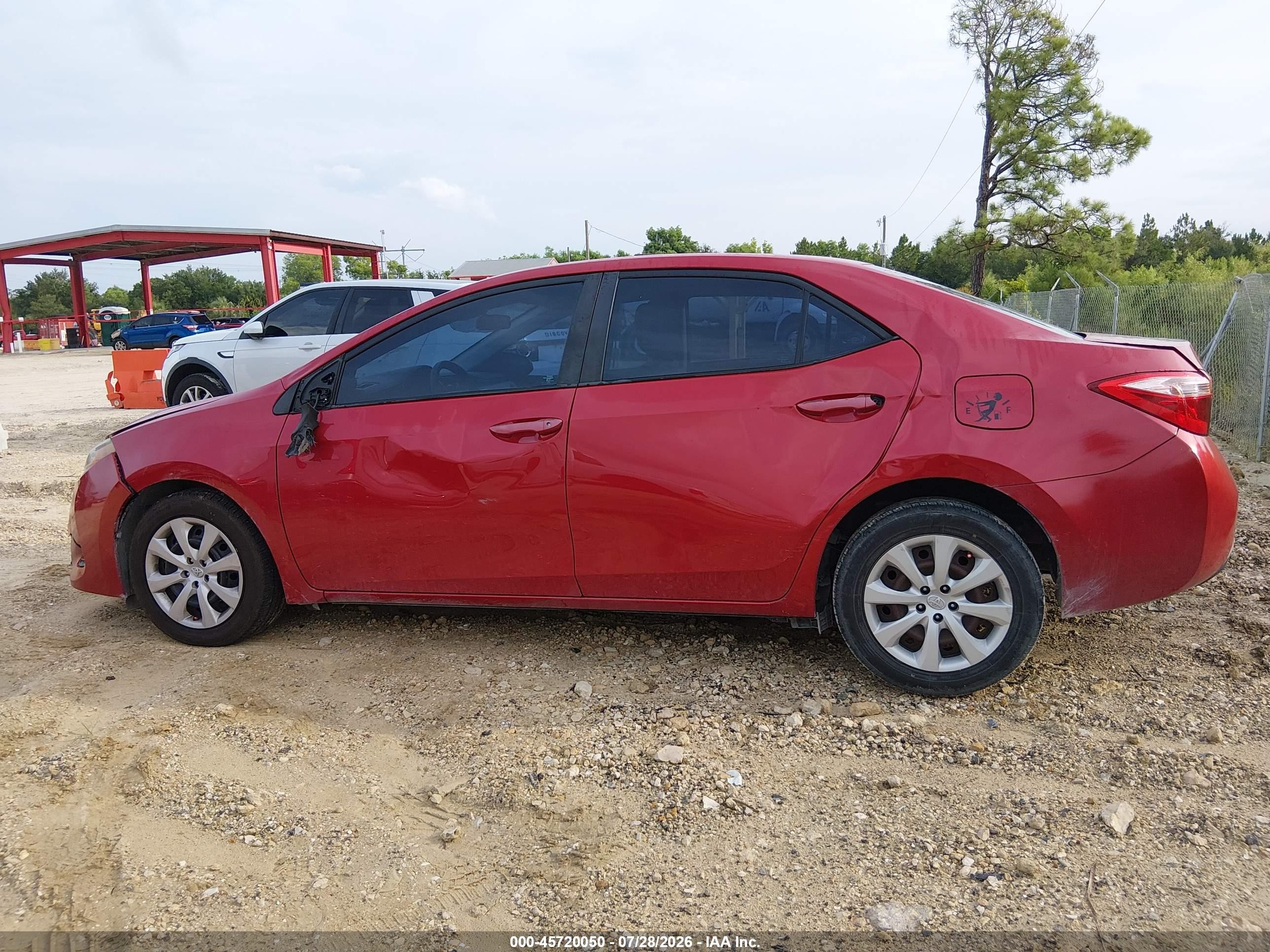 2017 Toyota Corolla Le Red vin: 2T1BURHE1HC752910