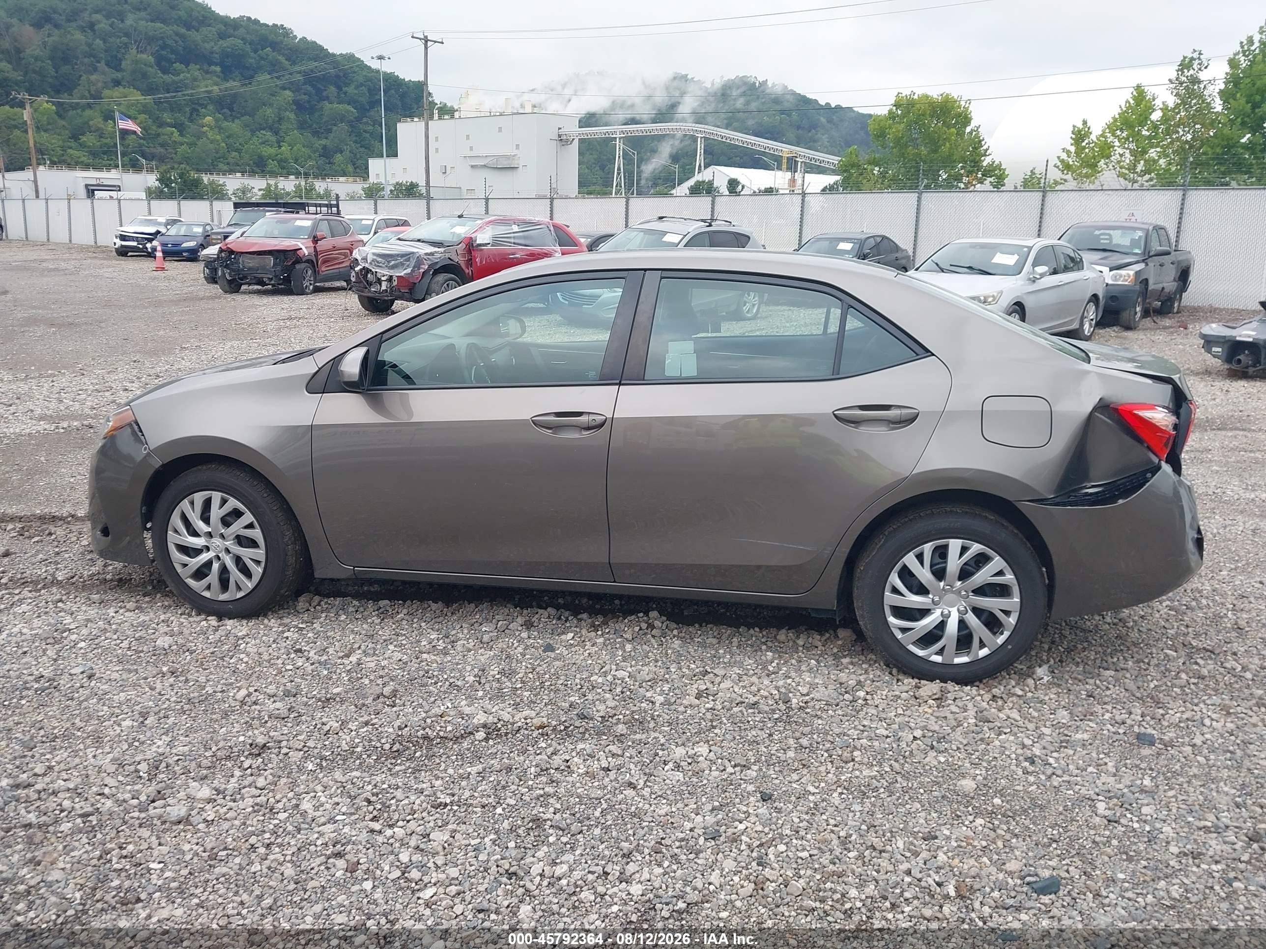 2017 Toyota Corolla Le Серый vin: 2T1BURHE1HC938169