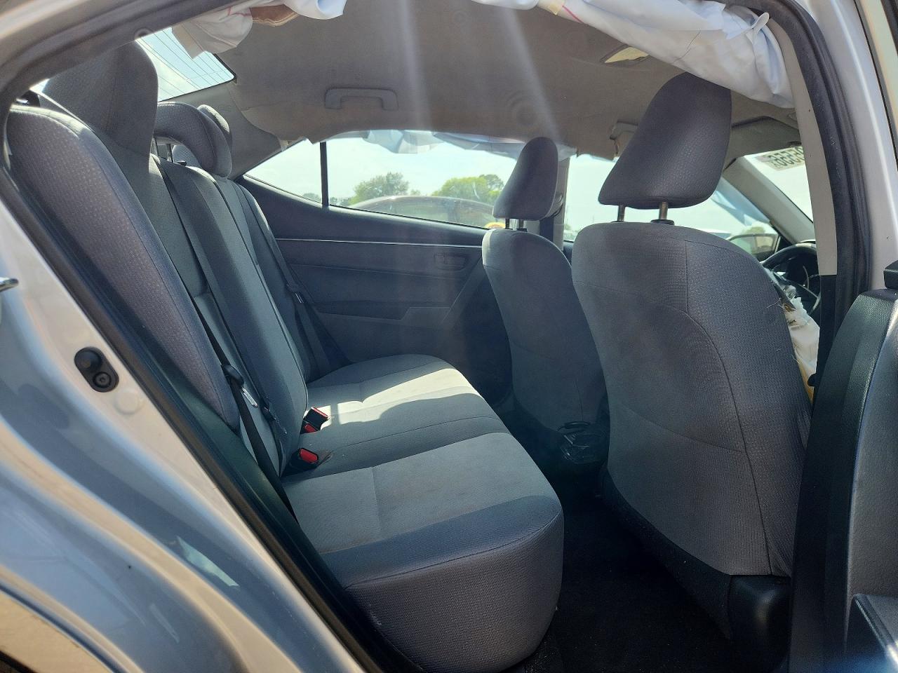 2015 Toyota Corolla L Серебряный vin: 2T1BURHE2FC294582