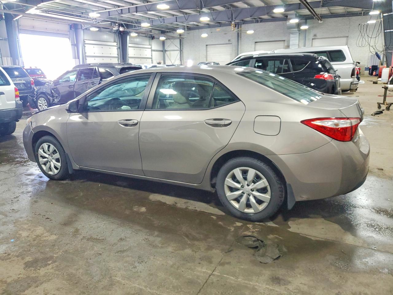 2015 Toyota Corolla Le Желто-коричневый vin: 2T1BURHE2FC421993