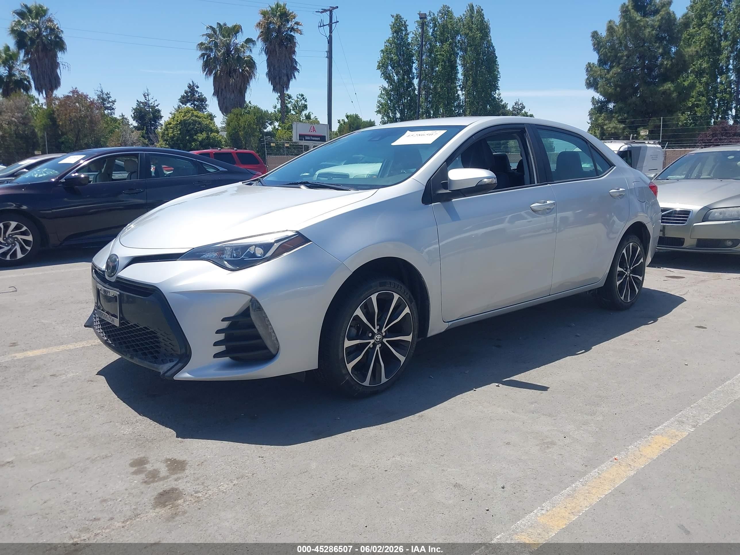 2019 Toyota Corolla Se Серебряный vin: 2T1BURHE2KC172752