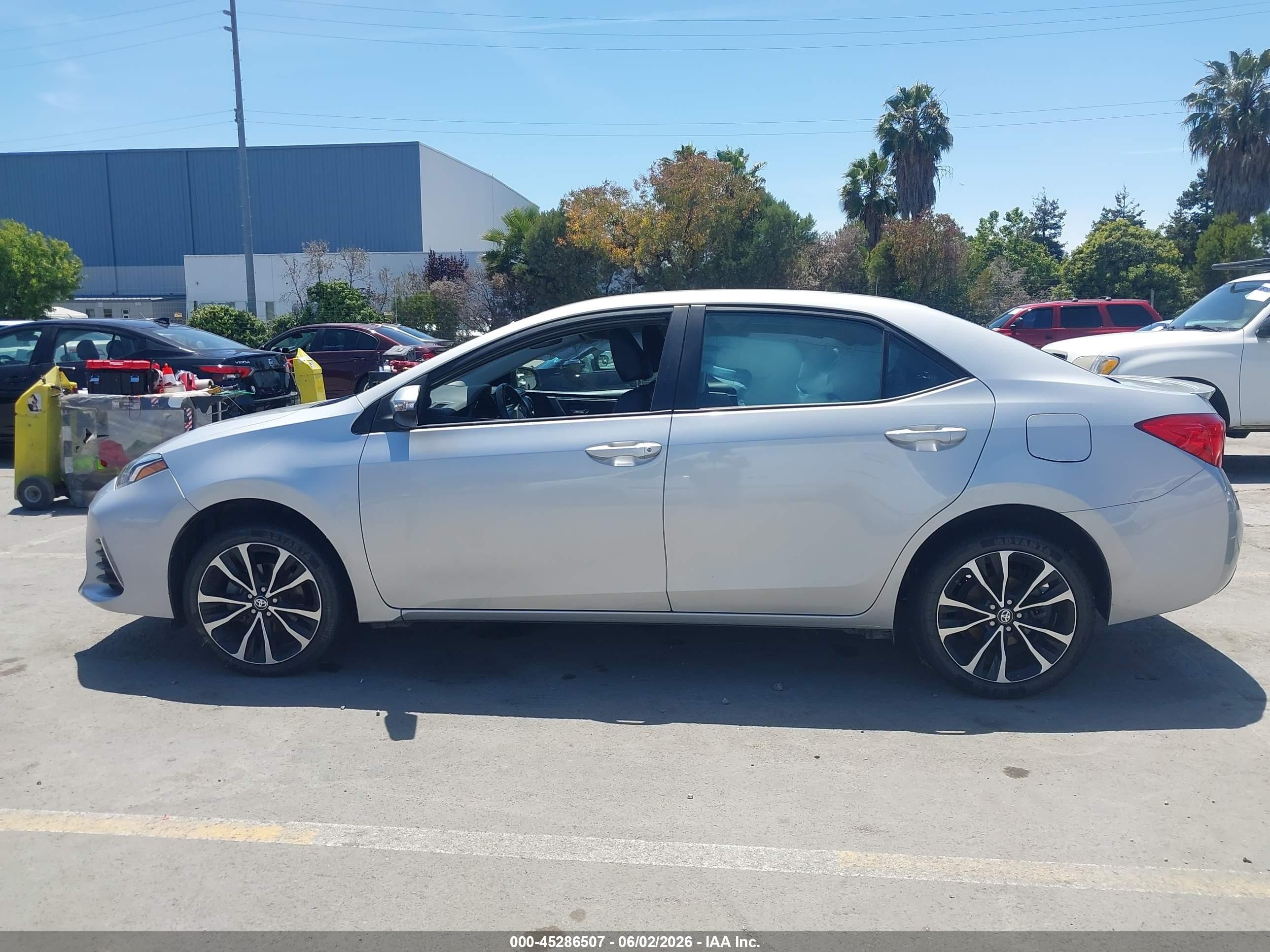 2019 Toyota Corolla Se Серебряный vin: 2T1BURHE2KC172752