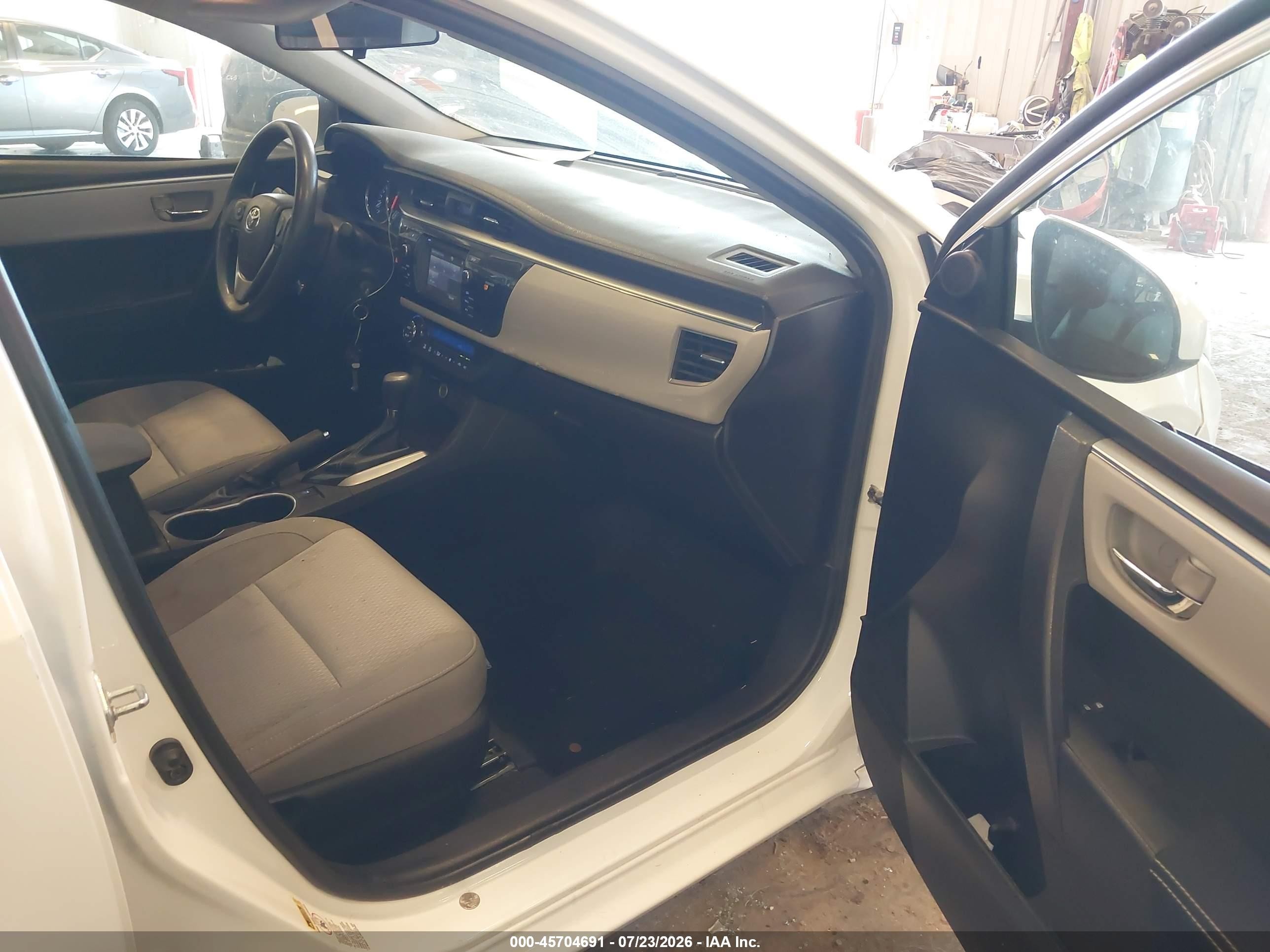 2015 Toyota Corolla Le White vin: 2T1BURHE3FC242085