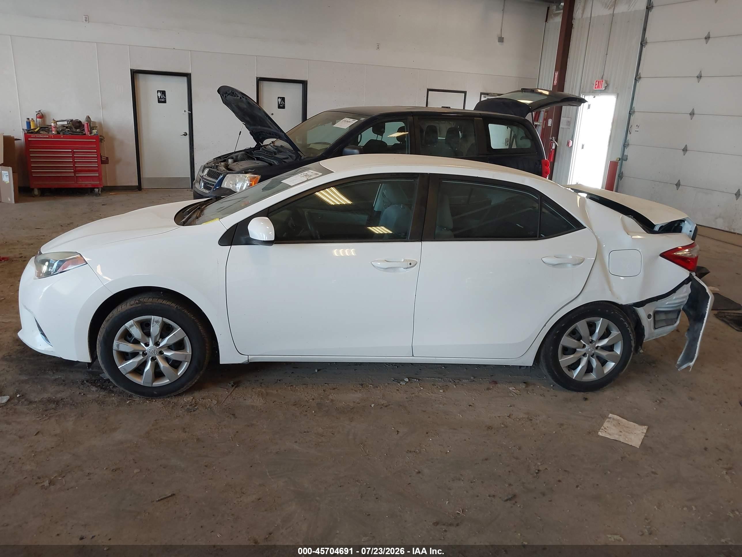 2015 Toyota Corolla Le White vin: 2T1BURHE3FC242085