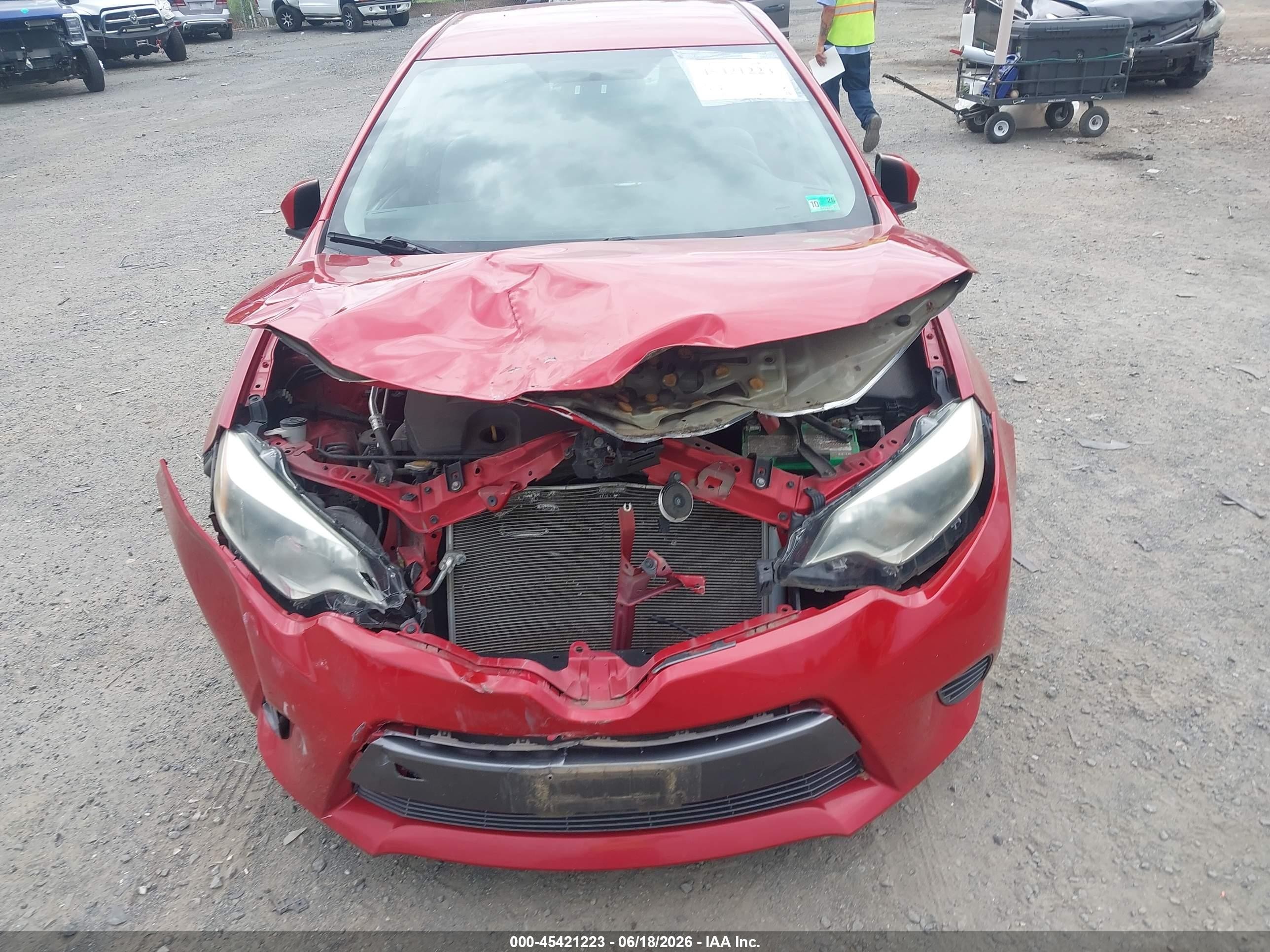 2015 Toyota Corolla Le Red vin: 2T1BURHE3FC338315