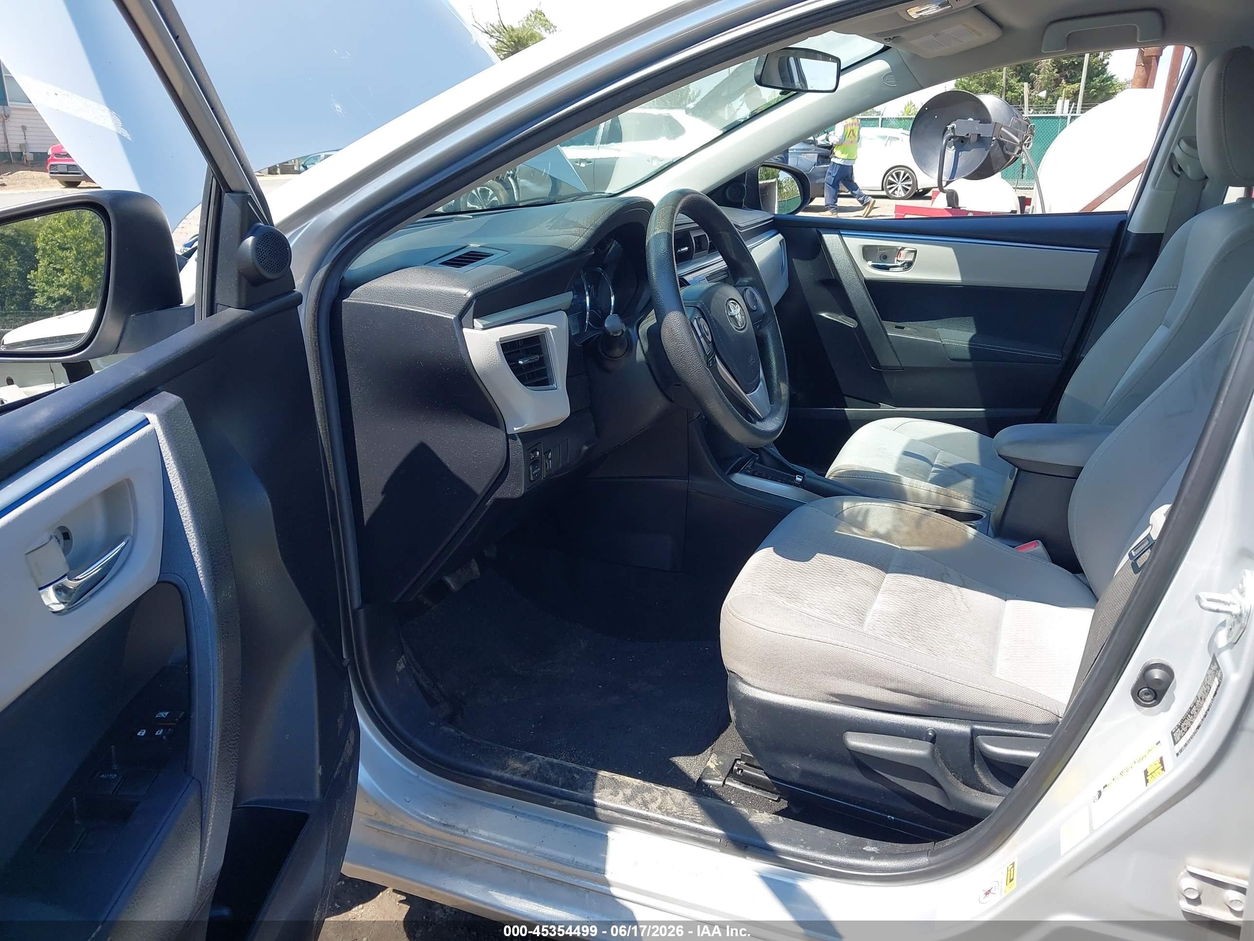 2015 Toyota Corolla Le Серебряный vin: 2T1BURHE3FC462861