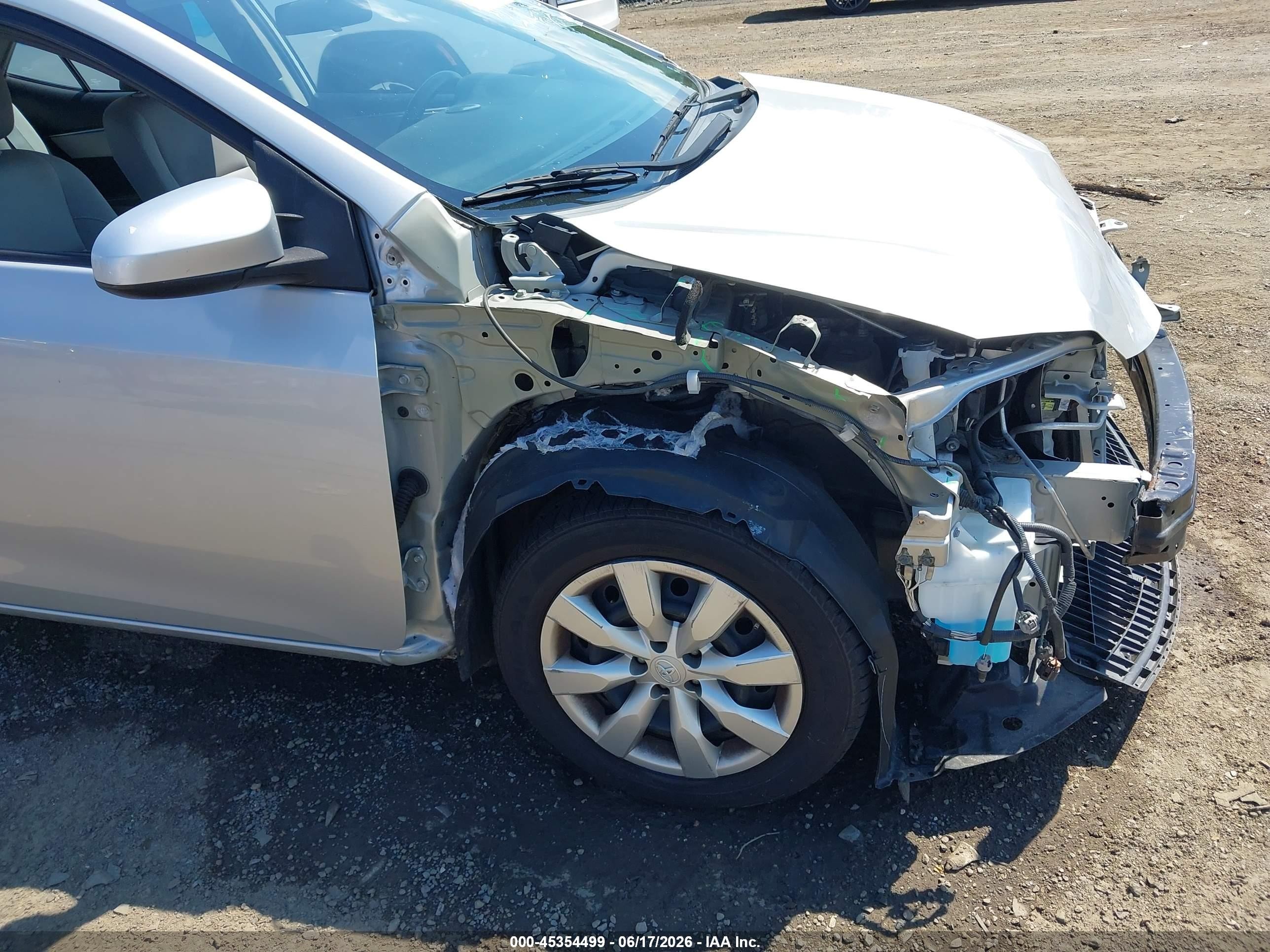 2015 Toyota Corolla Le Серебряный vin: 2T1BURHE3FC462861