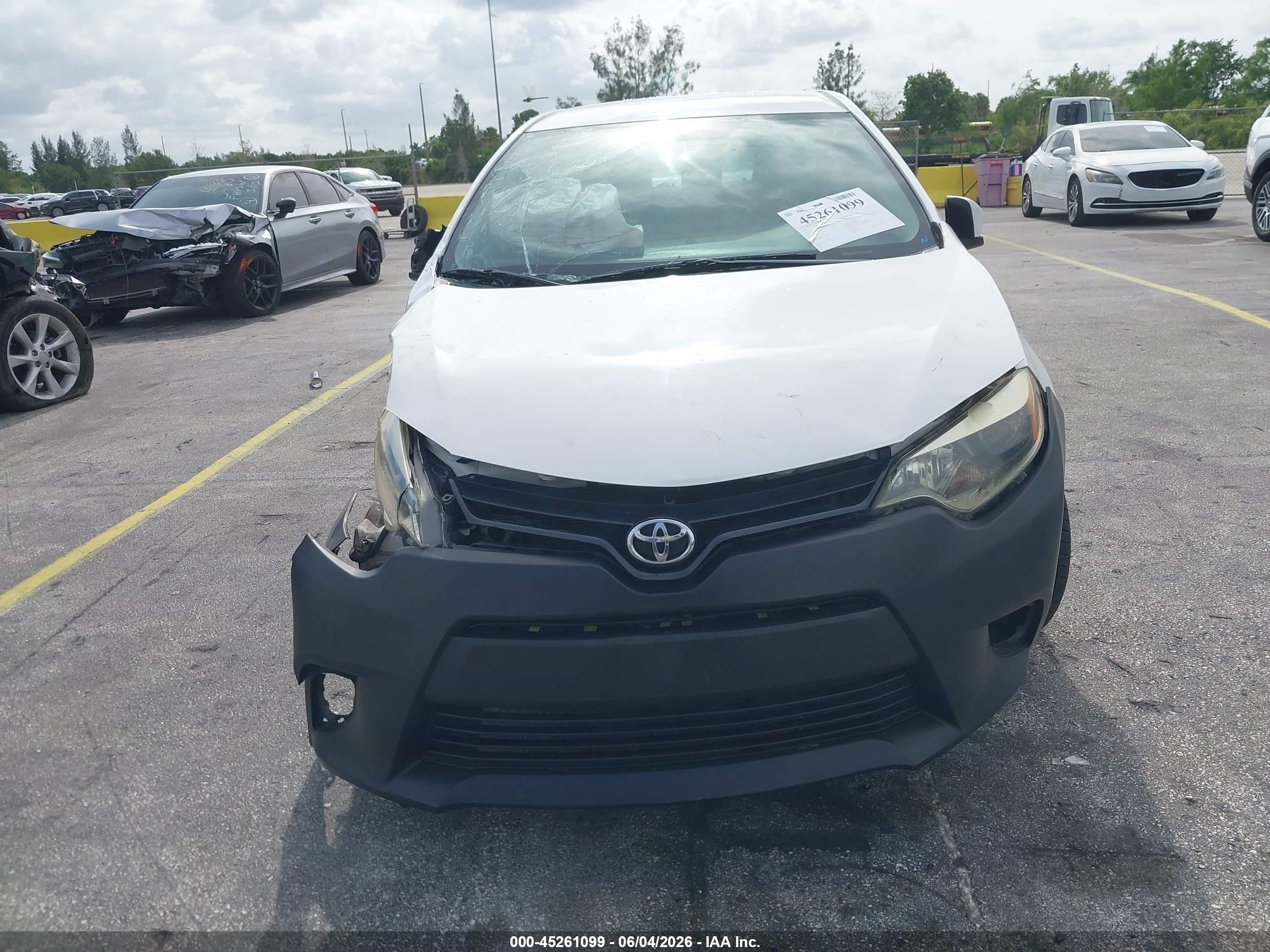 2015 Toyota Corolla Le White vin: 2T1BURHE3FC466280