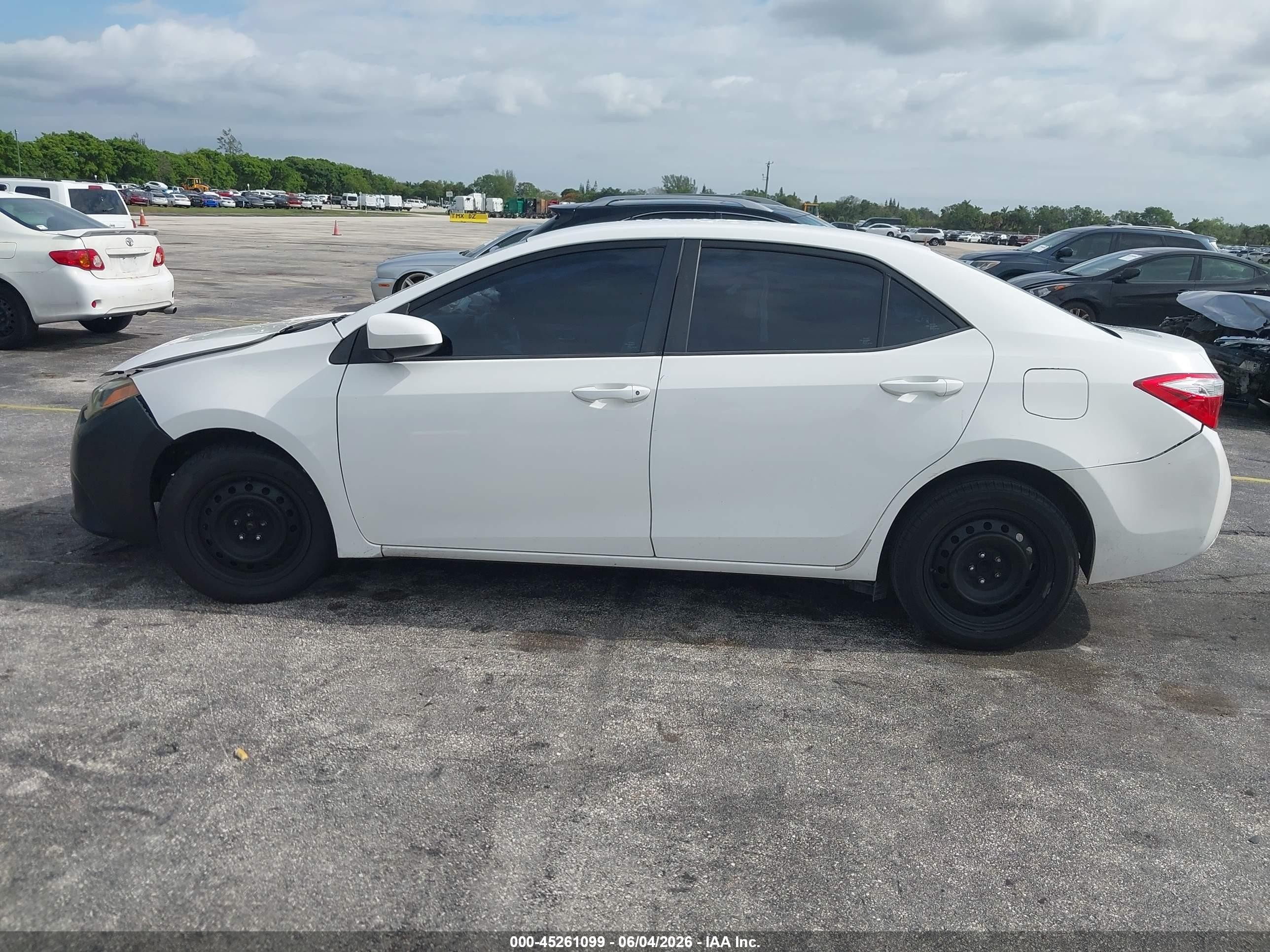 2015 Toyota Corolla Le White vin: 2T1BURHE3FC466280