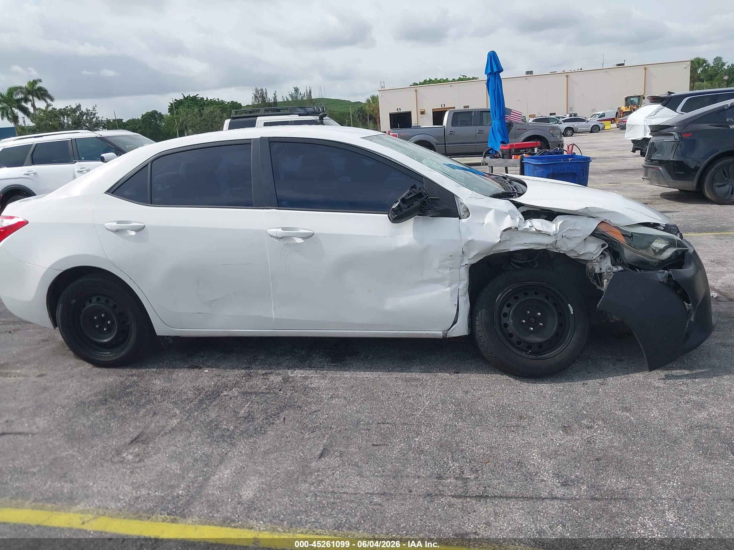 2015 Toyota Corolla Le White vin: 2T1BURHE3FC466280