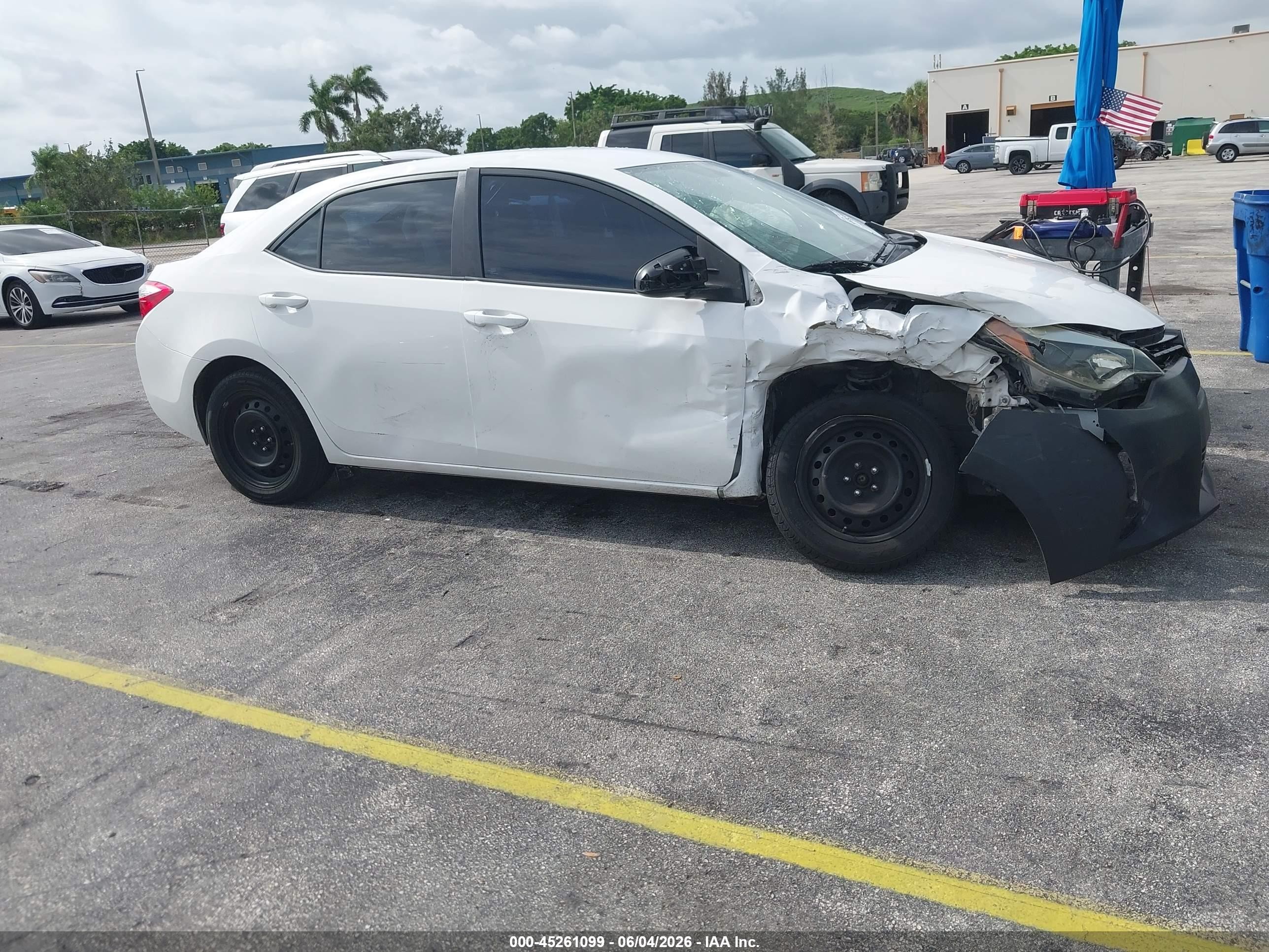 2015 Toyota Corolla Le White vin: 2T1BURHE3FC466280