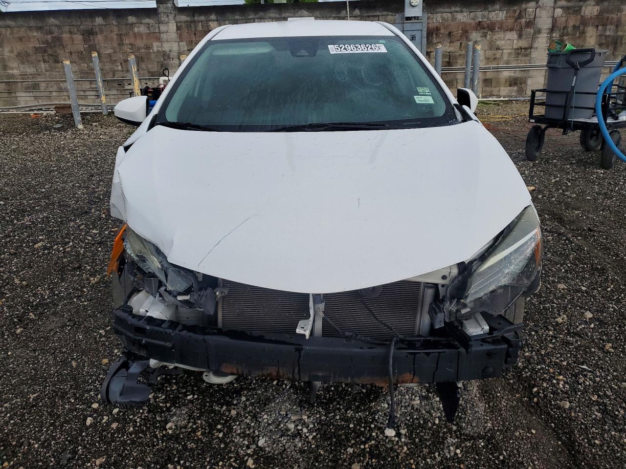 2019 Toyota Corolla Le White vin: 2T1BURHE3KC184330