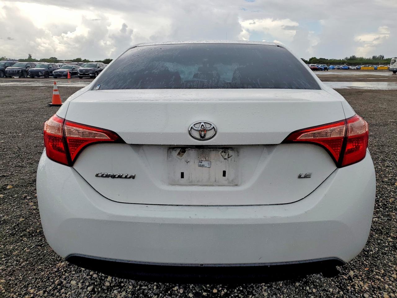 2019 Toyota Corolla Le White vin: 2T1BURHE3KC184330