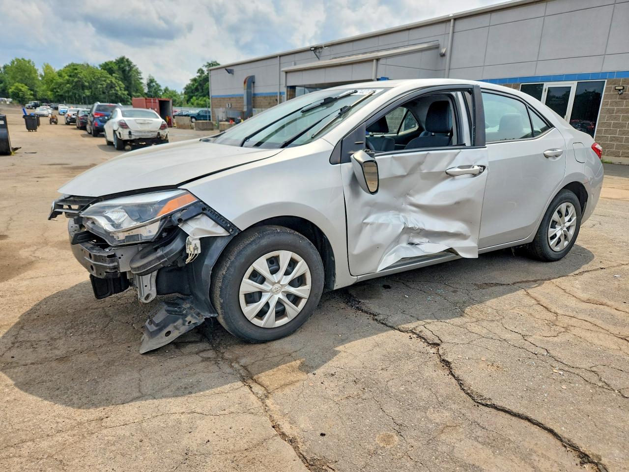 2015 Toyota Corolla L Серебряный vin: 2T1BURHE4FC357407