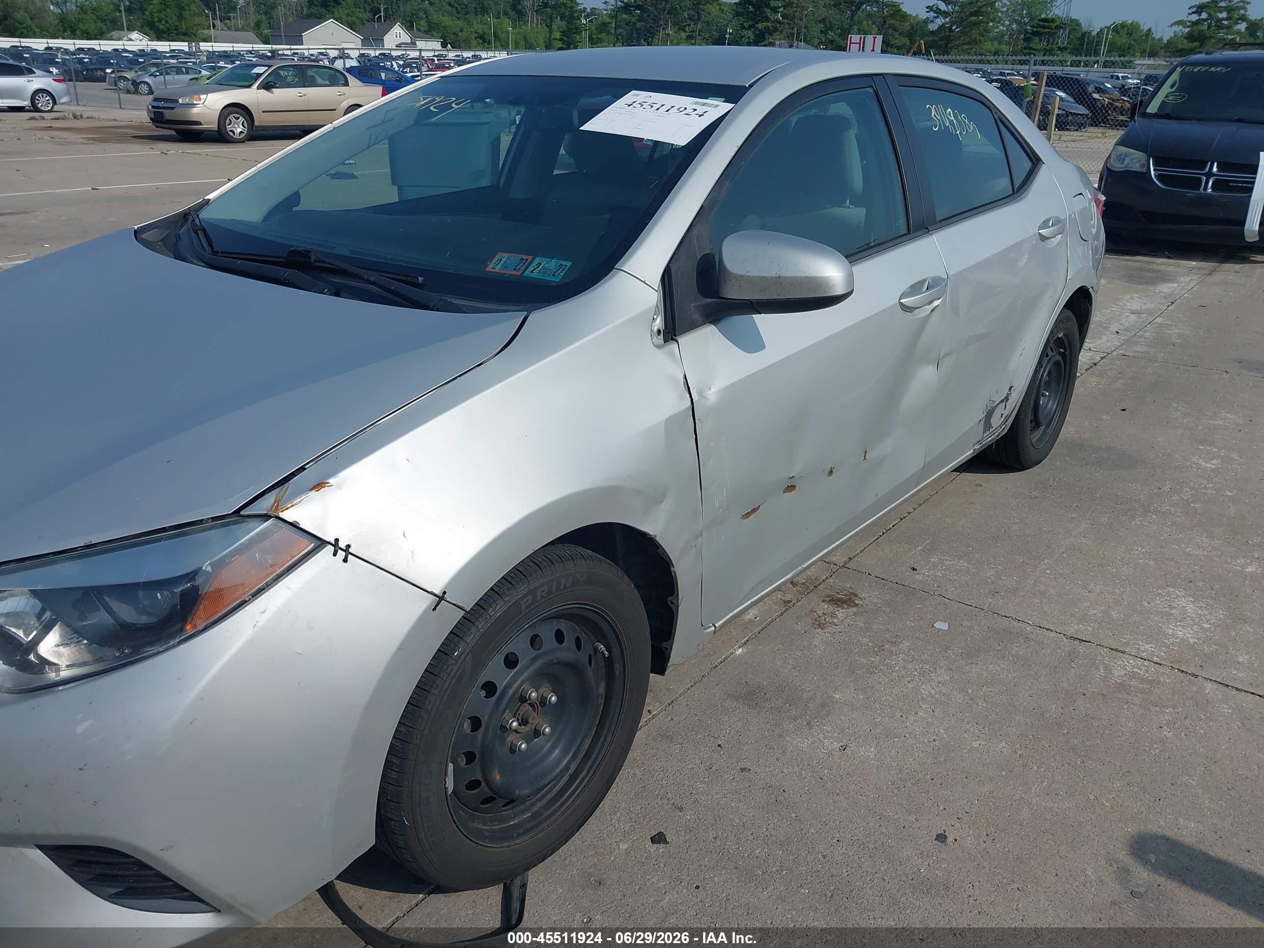 2015 Toyota Corolla Le Серебряный vin: 2T1BURHE4FC370027
