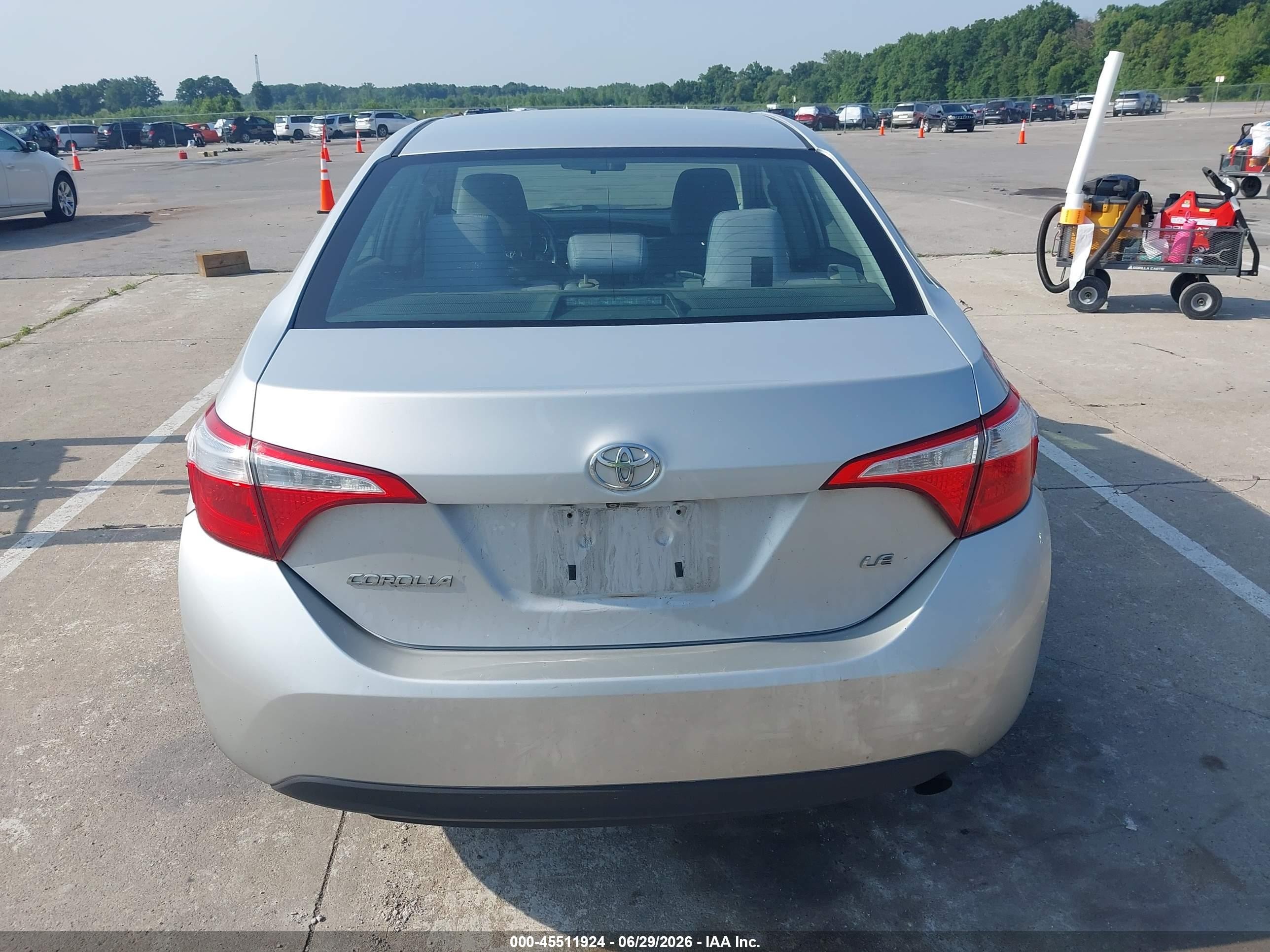 2015 Toyota Corolla Le Серебряный vin: 2T1BURHE4FC370027