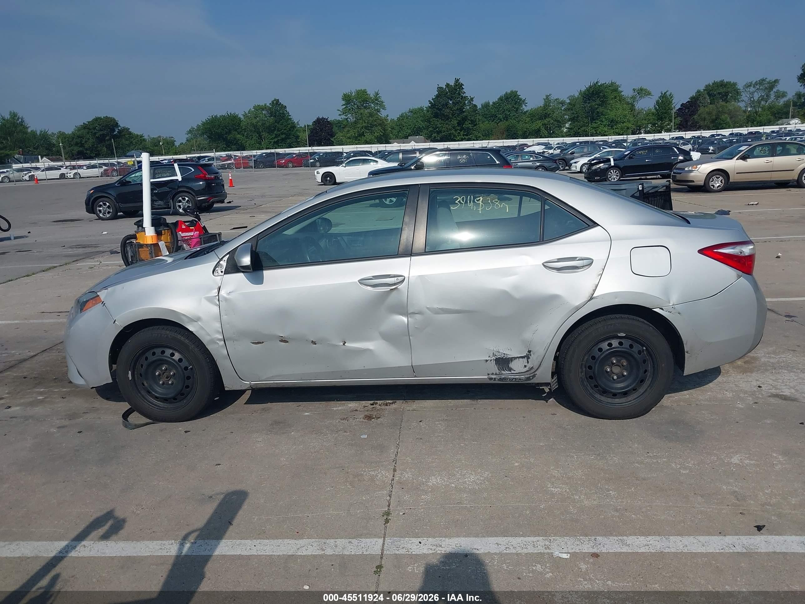 2015 Toyota Corolla Le Серебряный vin: 2T1BURHE4FC370027