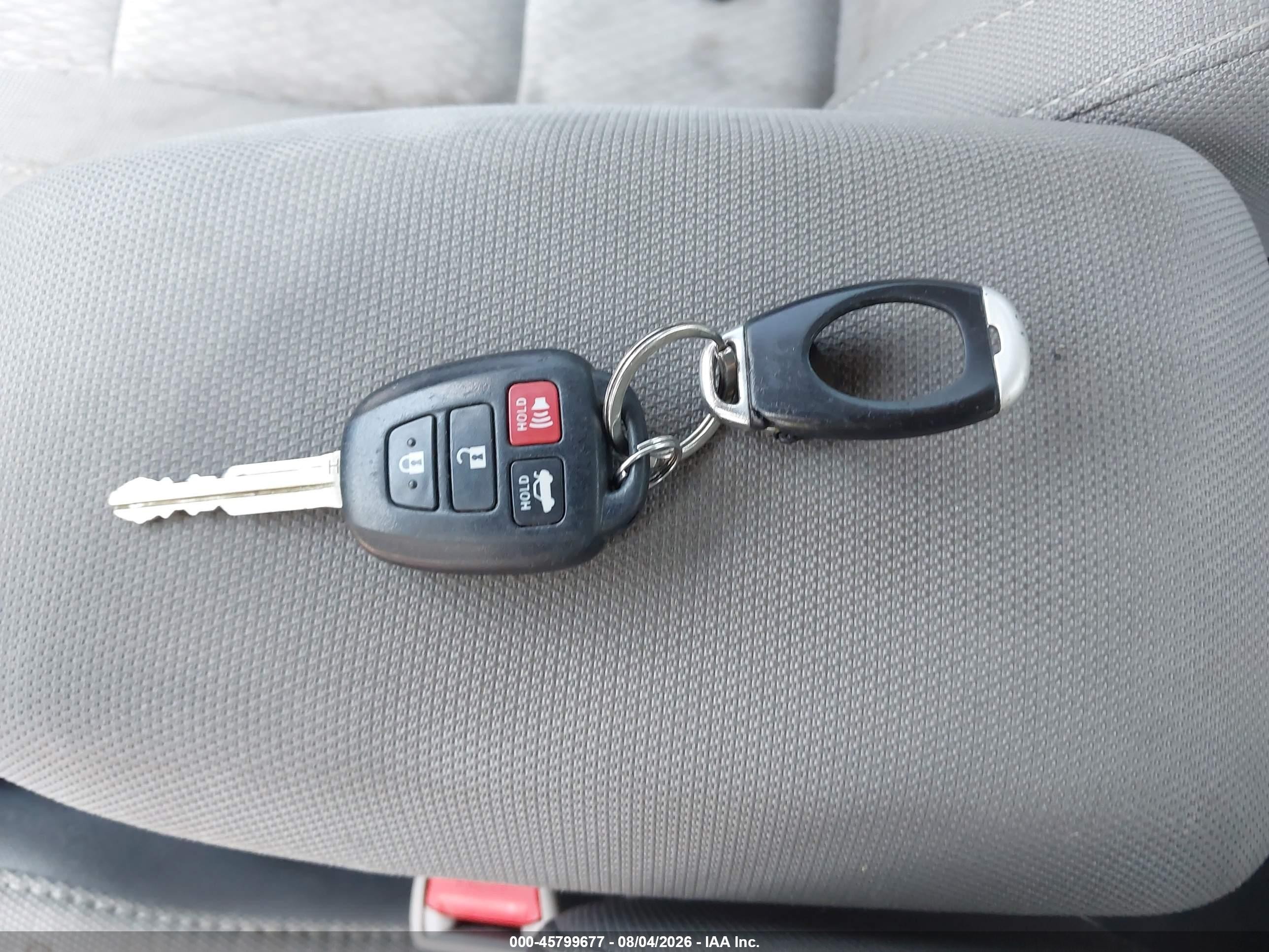 2014 Toyota Corolla Le Red vin: 2T1BURHE5EC181112