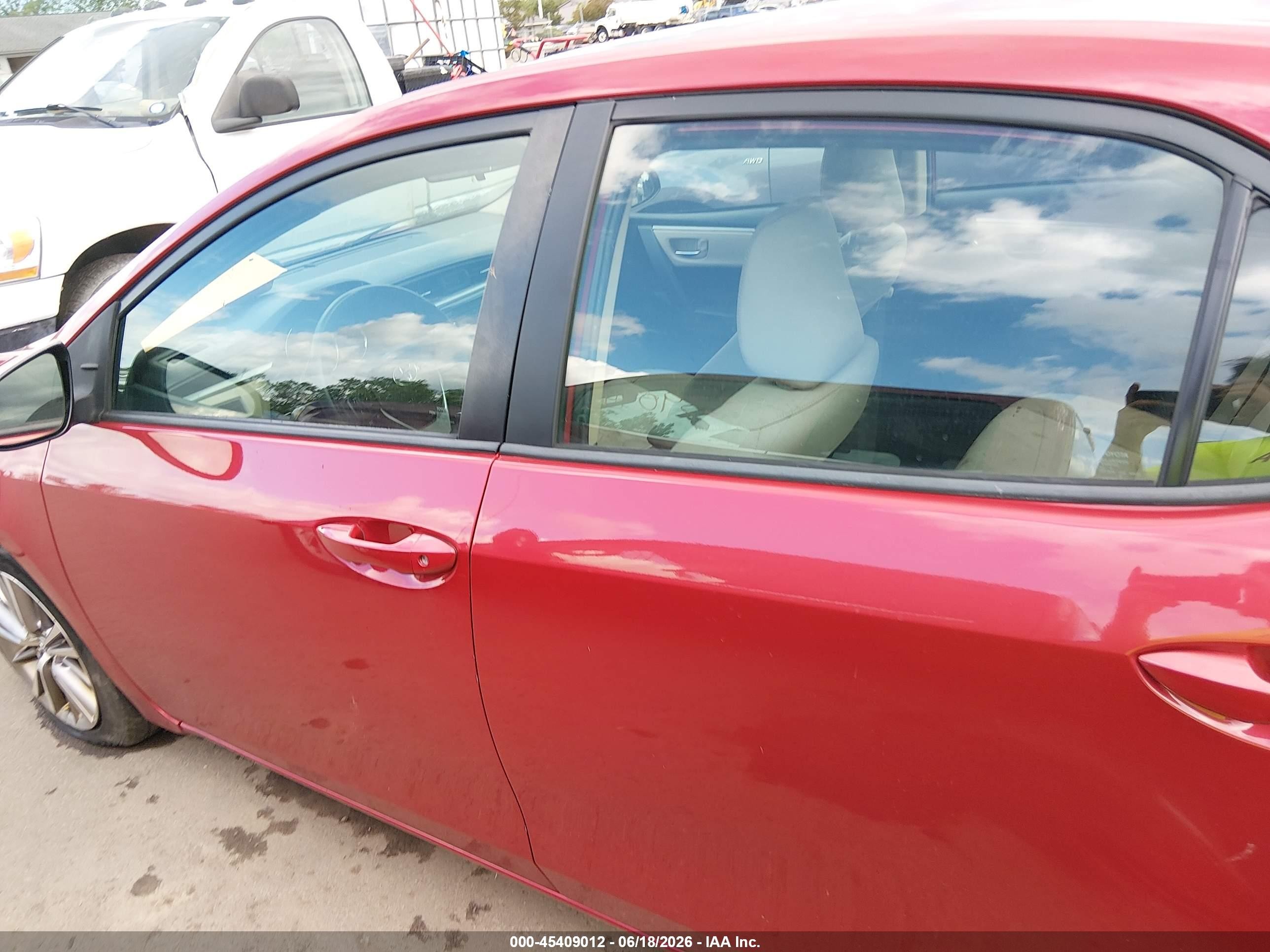 2015 Toyota Corolla Le Plus Red vin: 2T1BURHE5FC236482