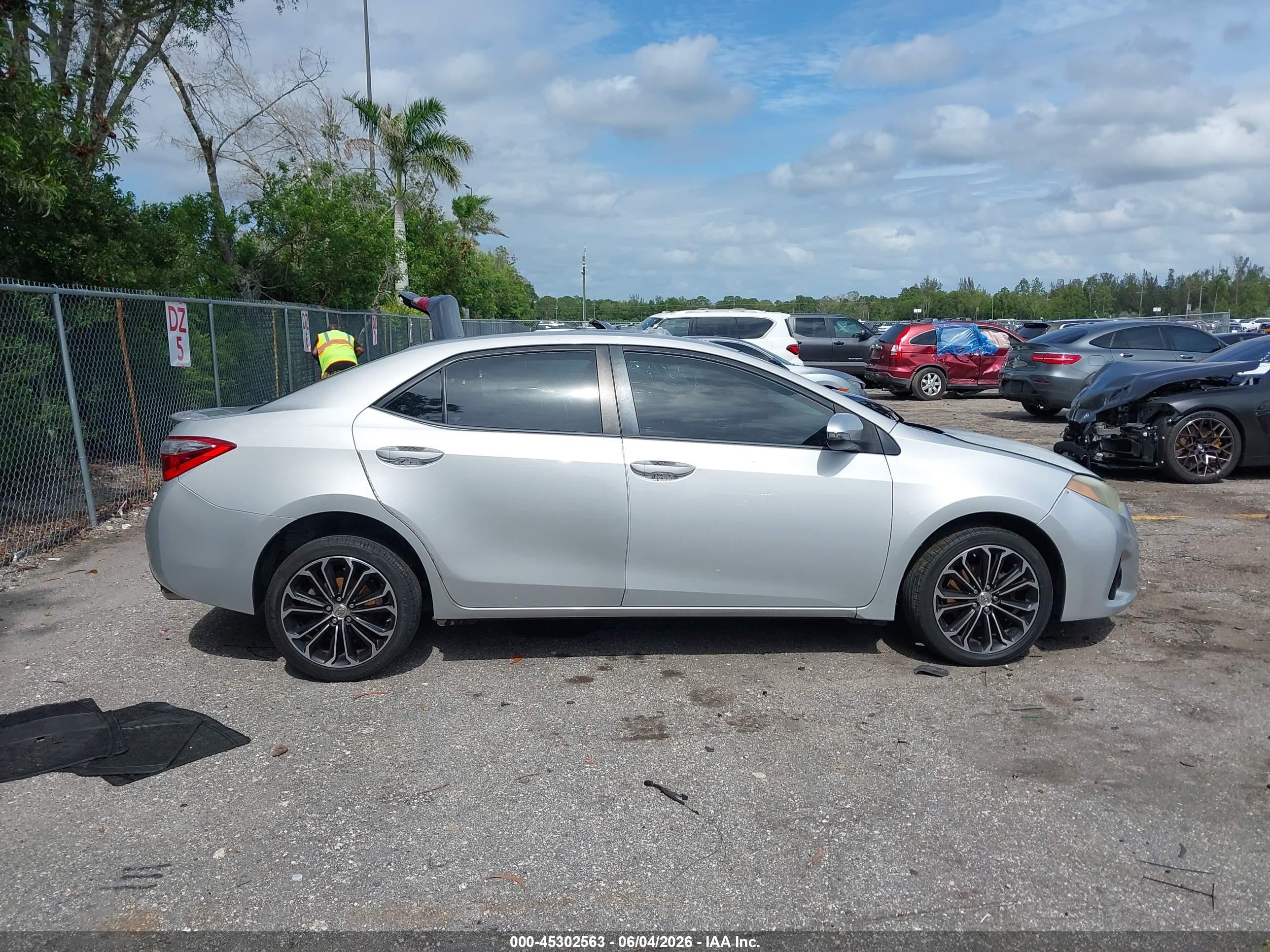 2015 Toyota Corolla S Plus Silver vin: 2T1BURHE5FC315103