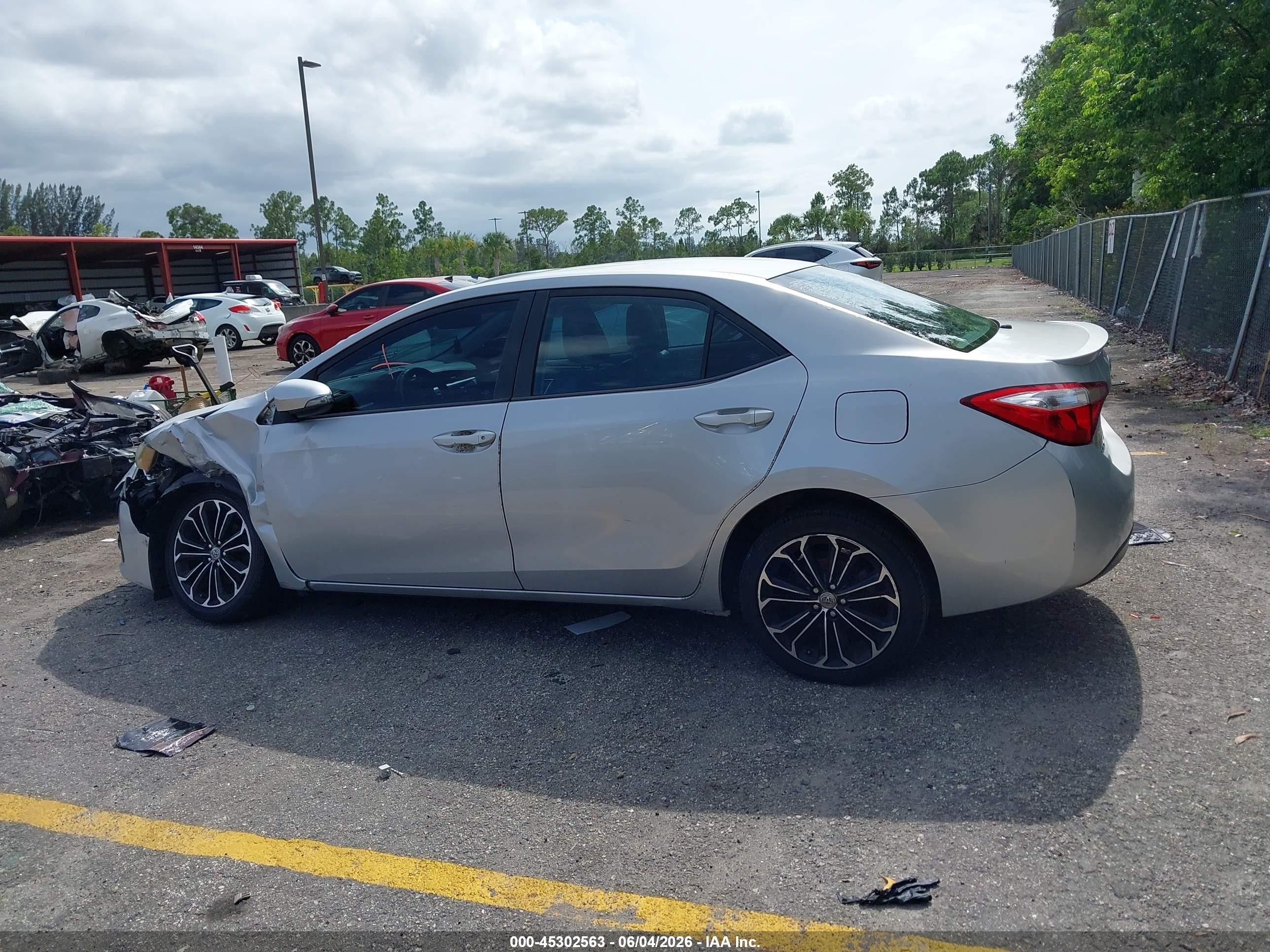 2015 Toyota Corolla S Plus Silver vin: 2T1BURHE5FC315103