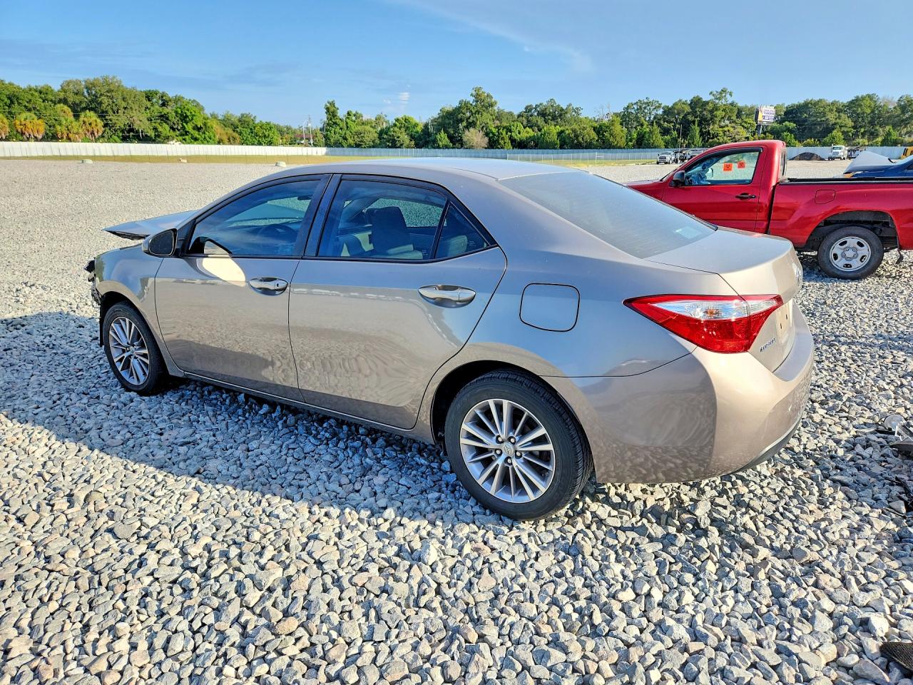 2015 Toyota Corolla Le Plus Желто-коричневый vin: 2T1BURHE5FC431790