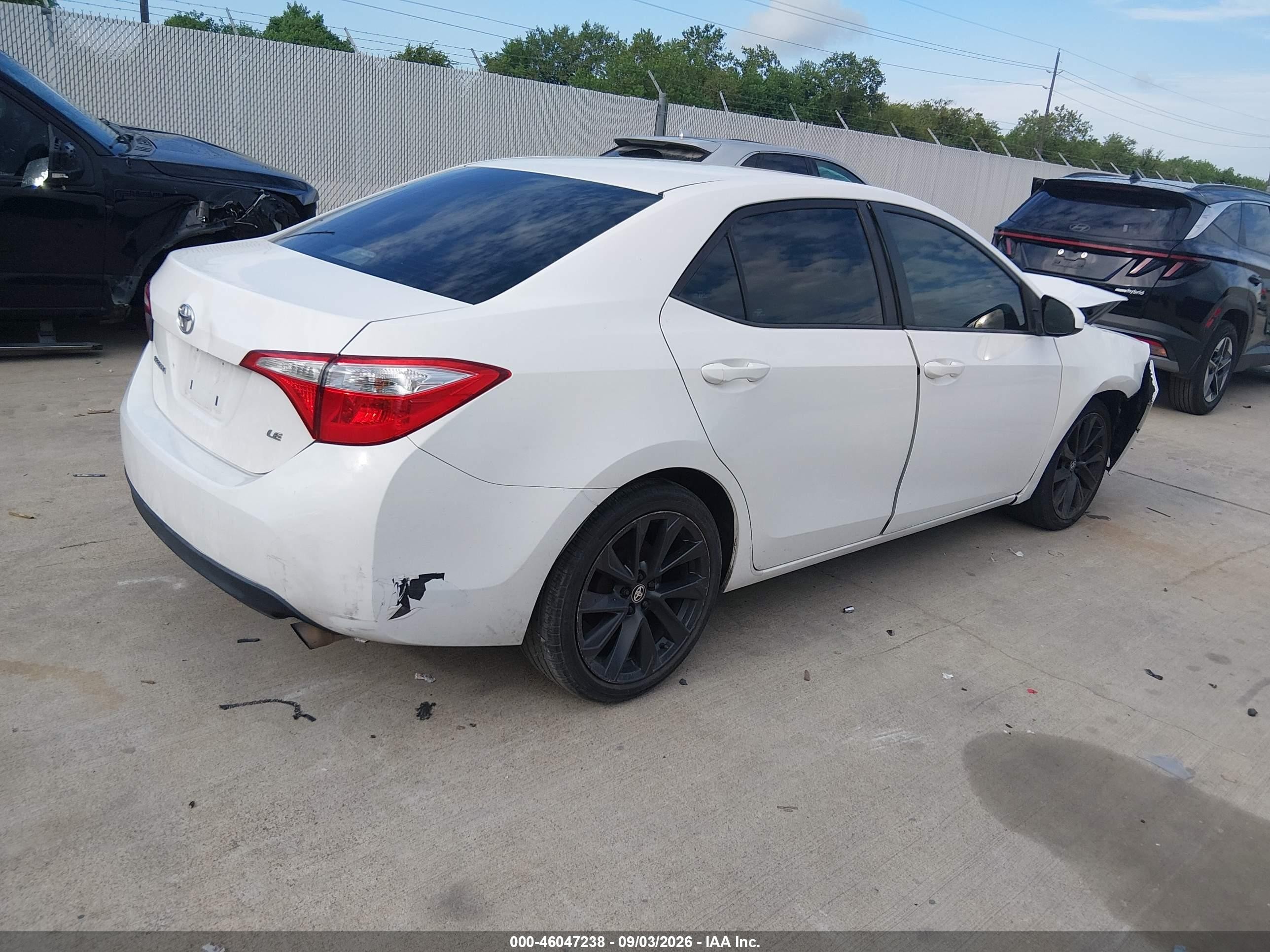 2015 Toyota Corolla Le White vin: 2T1BURHE5FC437900
