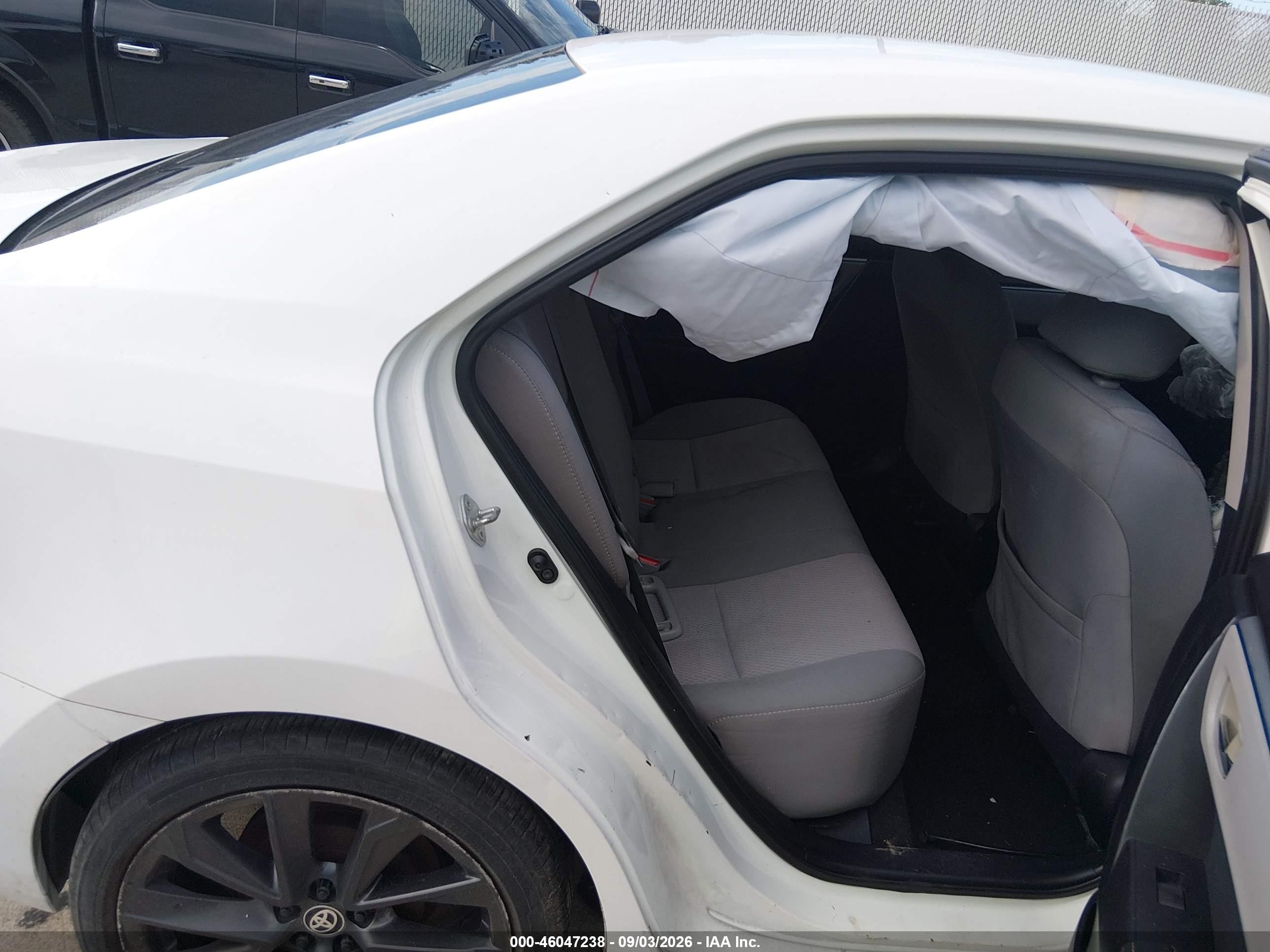 2015 Toyota Corolla Le White vin: 2T1BURHE5FC437900