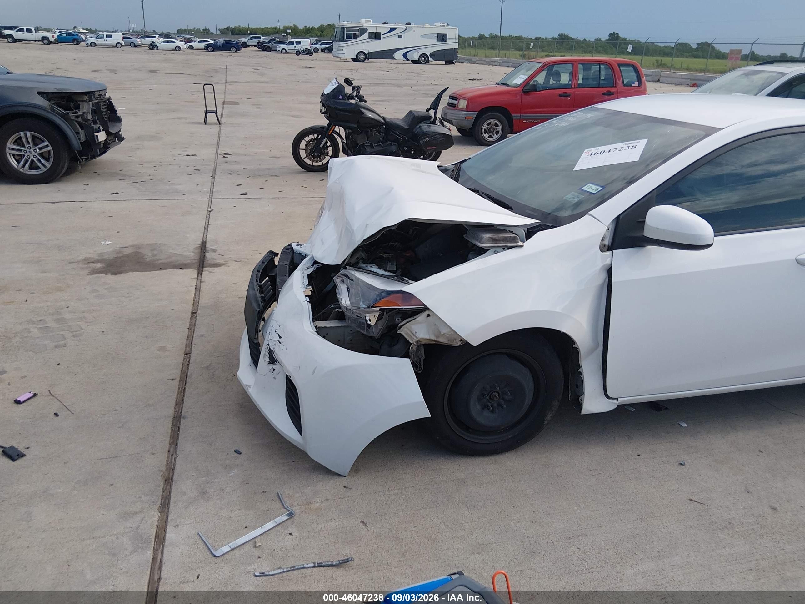 2015 Toyota Corolla Le White vin: 2T1BURHE5FC437900