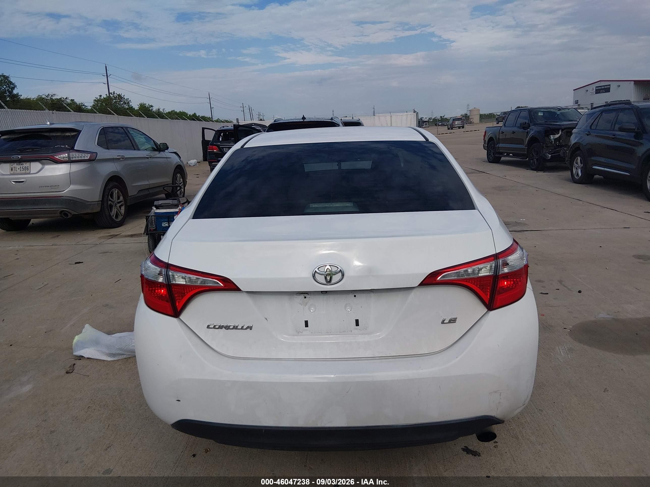 2015 Toyota Corolla Le White vin: 2T1BURHE5FC437900