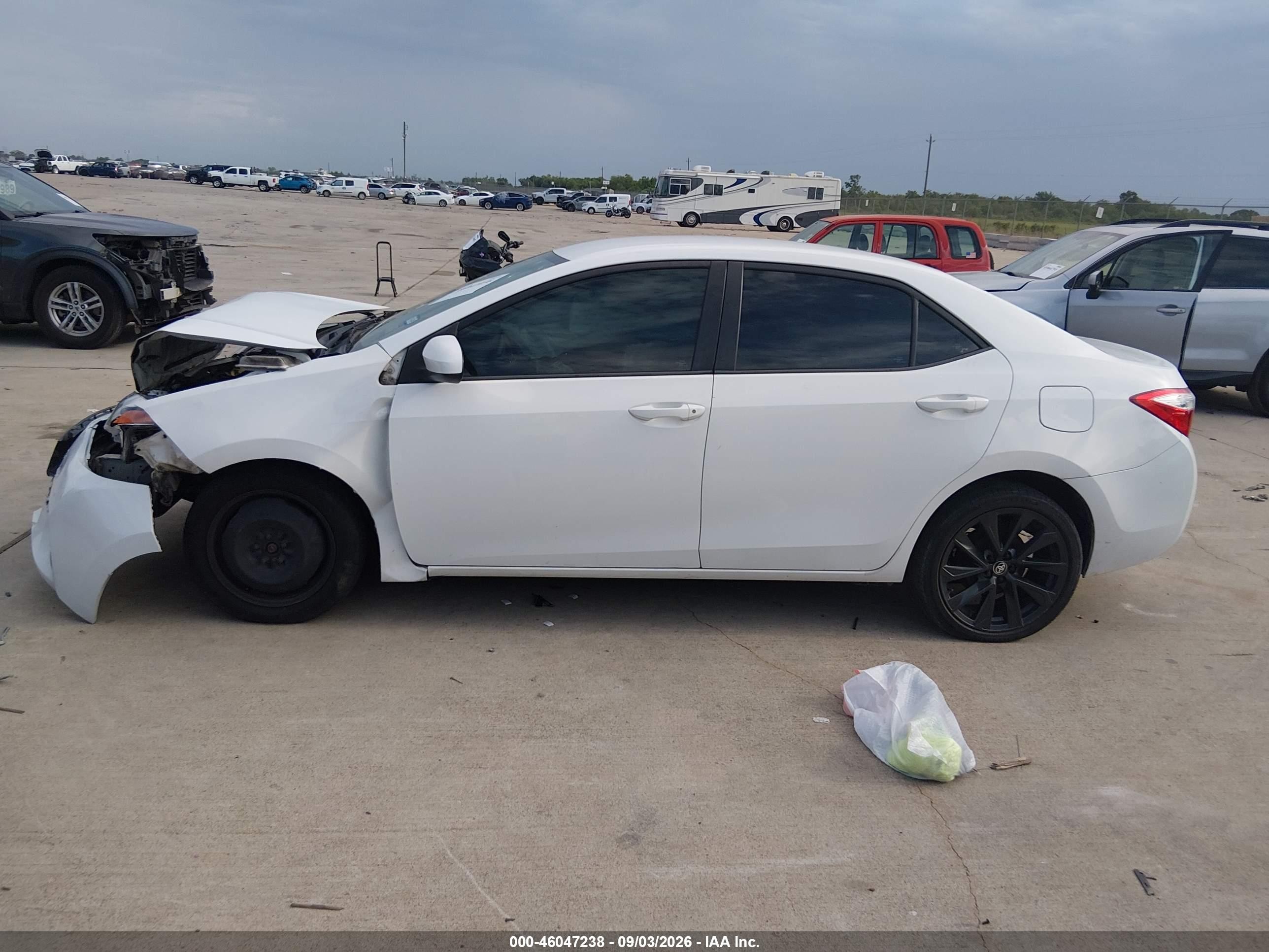 2015 Toyota Corolla Le White vin: 2T1BURHE5FC437900