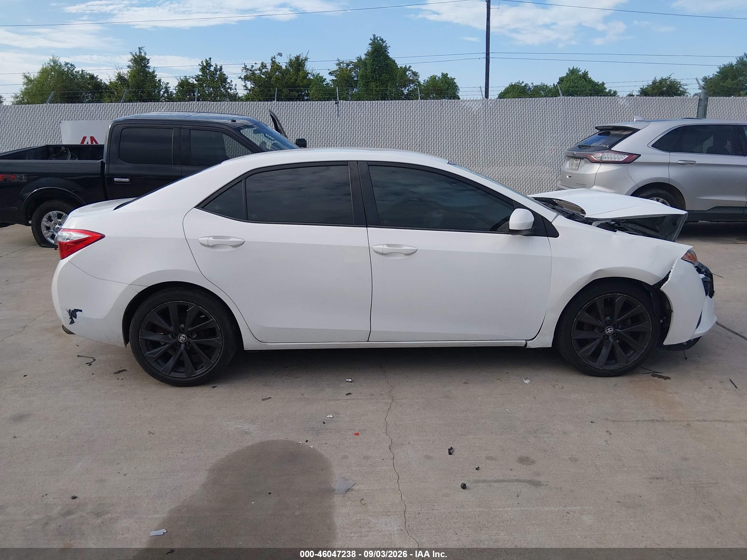 2015 Toyota Corolla Le White vin: 2T1BURHE5FC437900
