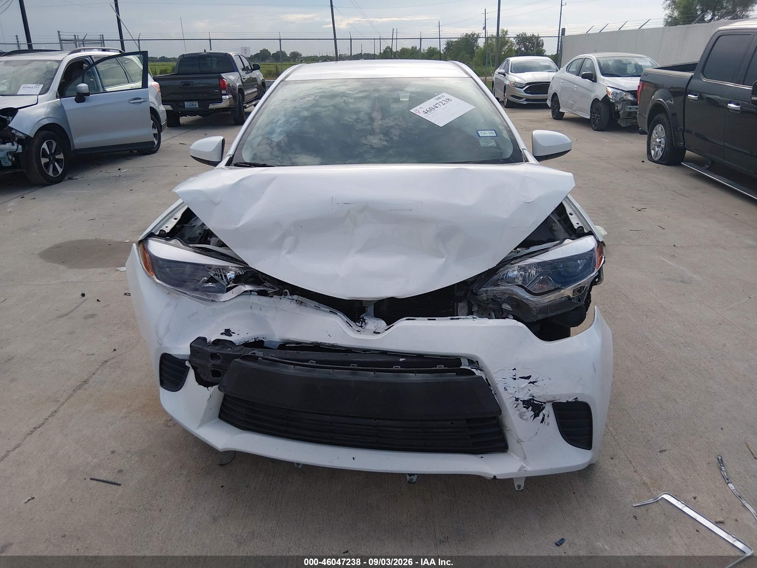2015 Toyota Corolla Le White vin: 2T1BURHE5FC437900