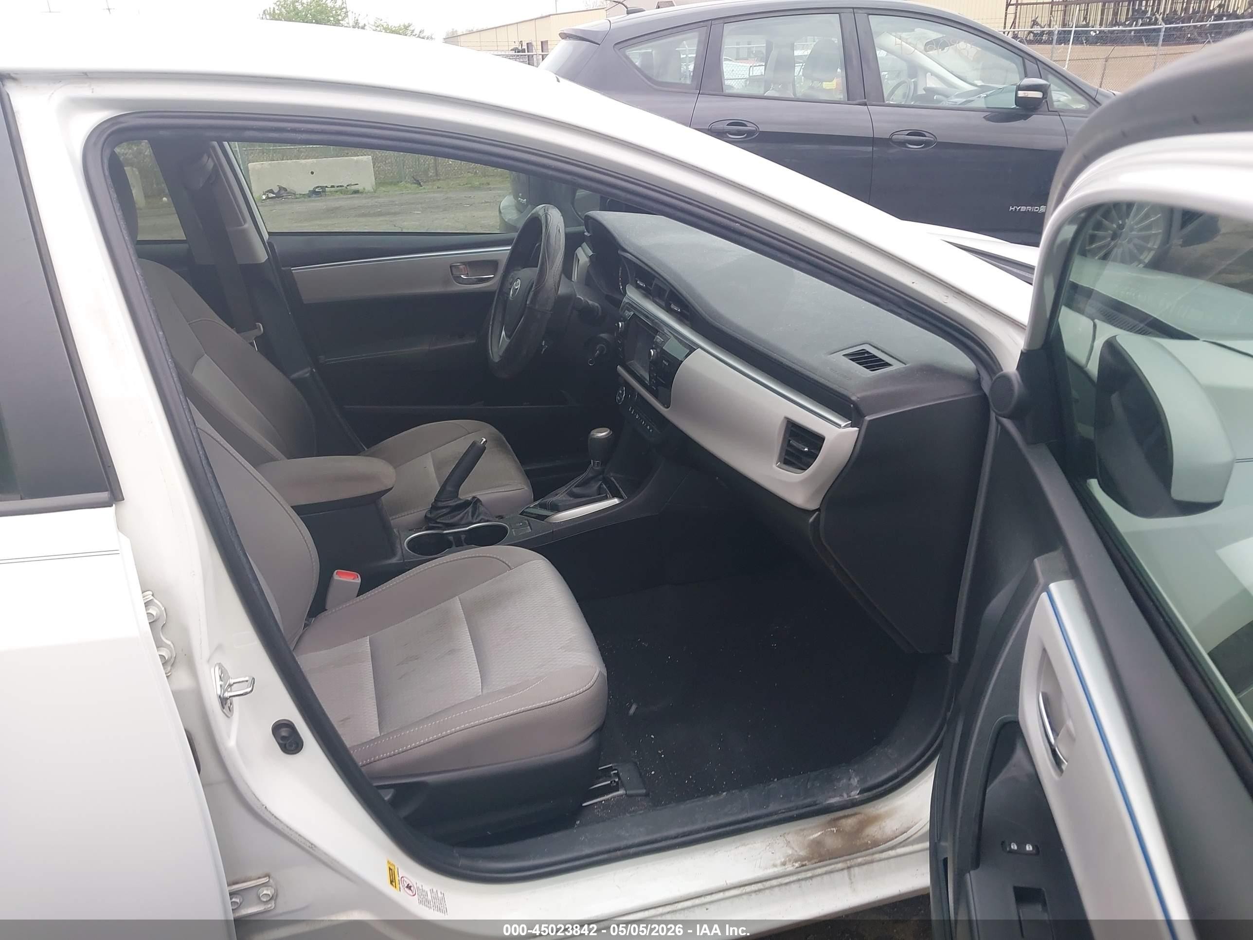 2015 Toyota Corolla Le White vin: 2T1BURHE5FC463591