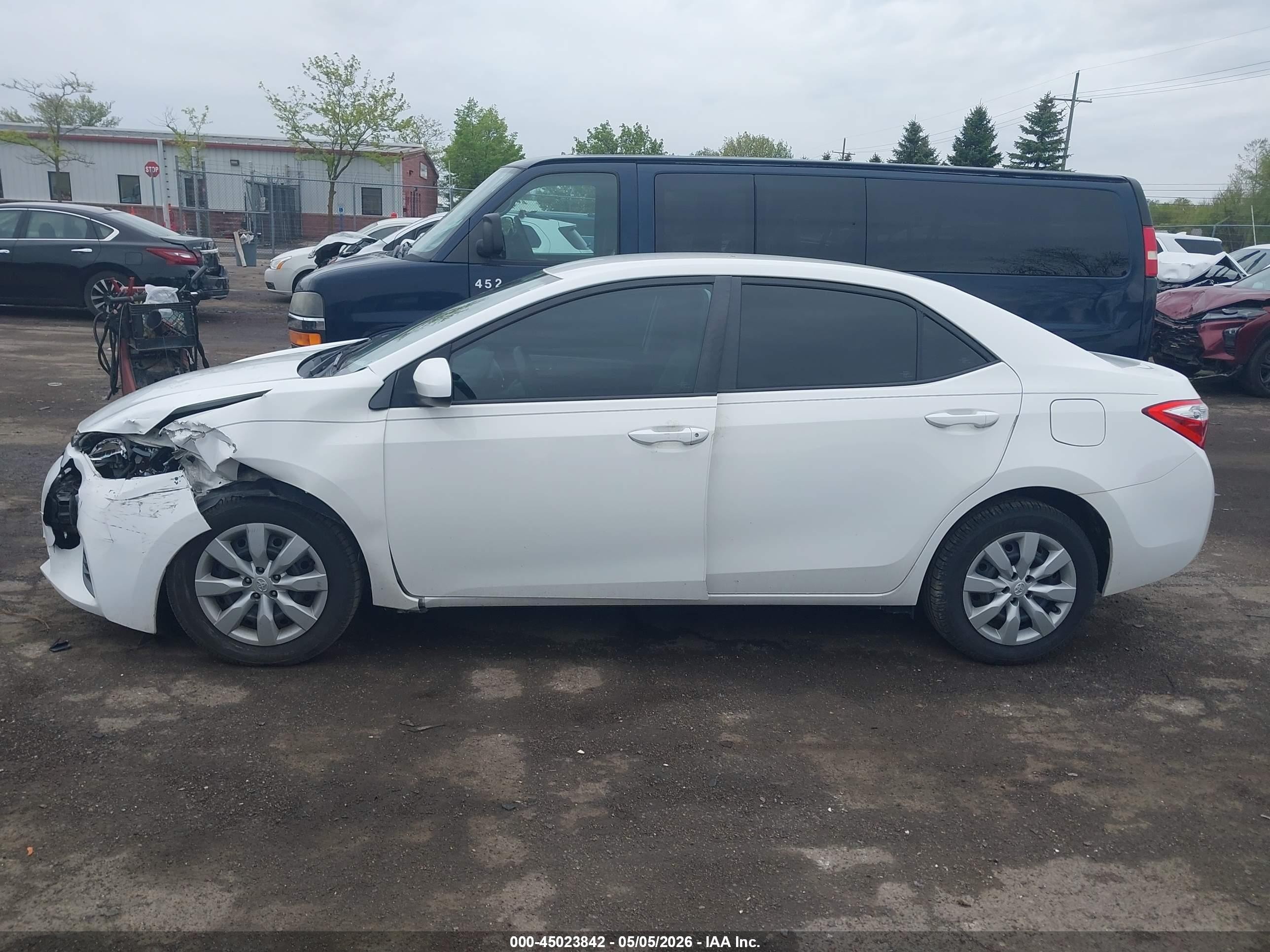 2015 Toyota Corolla Le White vin: 2T1BURHE5FC463591