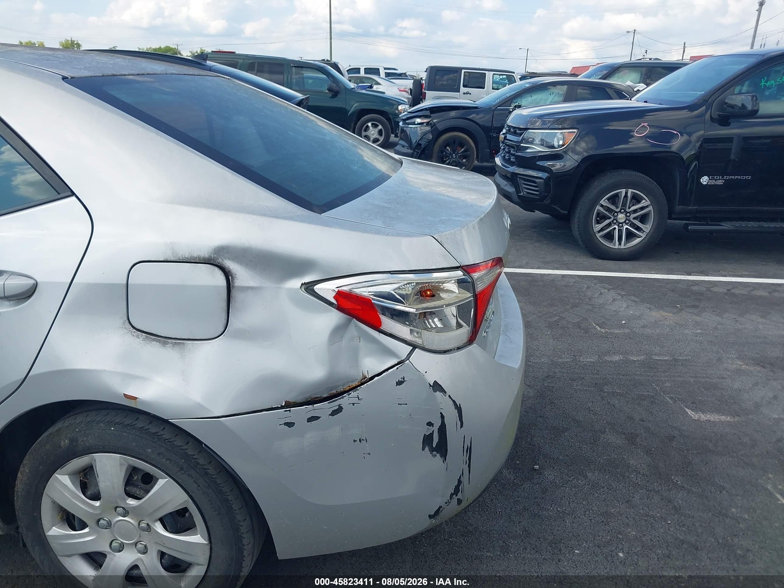 2015 Toyota Corolla Le Серебряный vin: 2T1BURHE5FC480956
