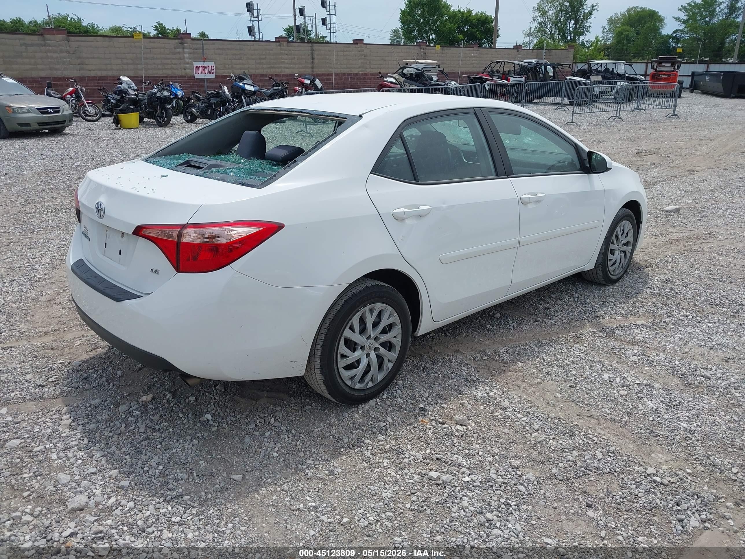 2017 Toyota Corolla Le White vin: 2T1BURHE5HC847132
