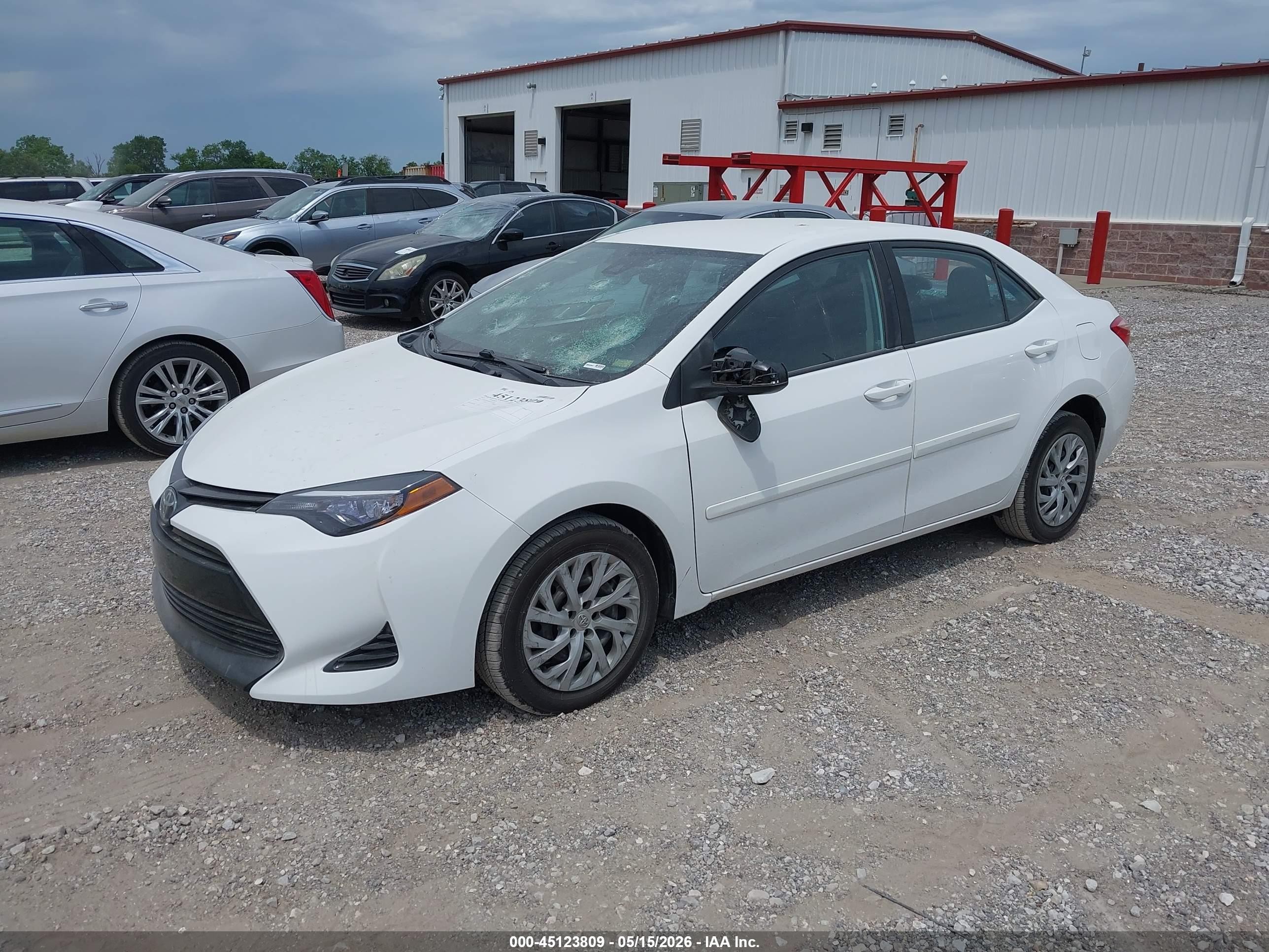 2017 Toyota Corolla Le White vin: 2T1BURHE5HC847132