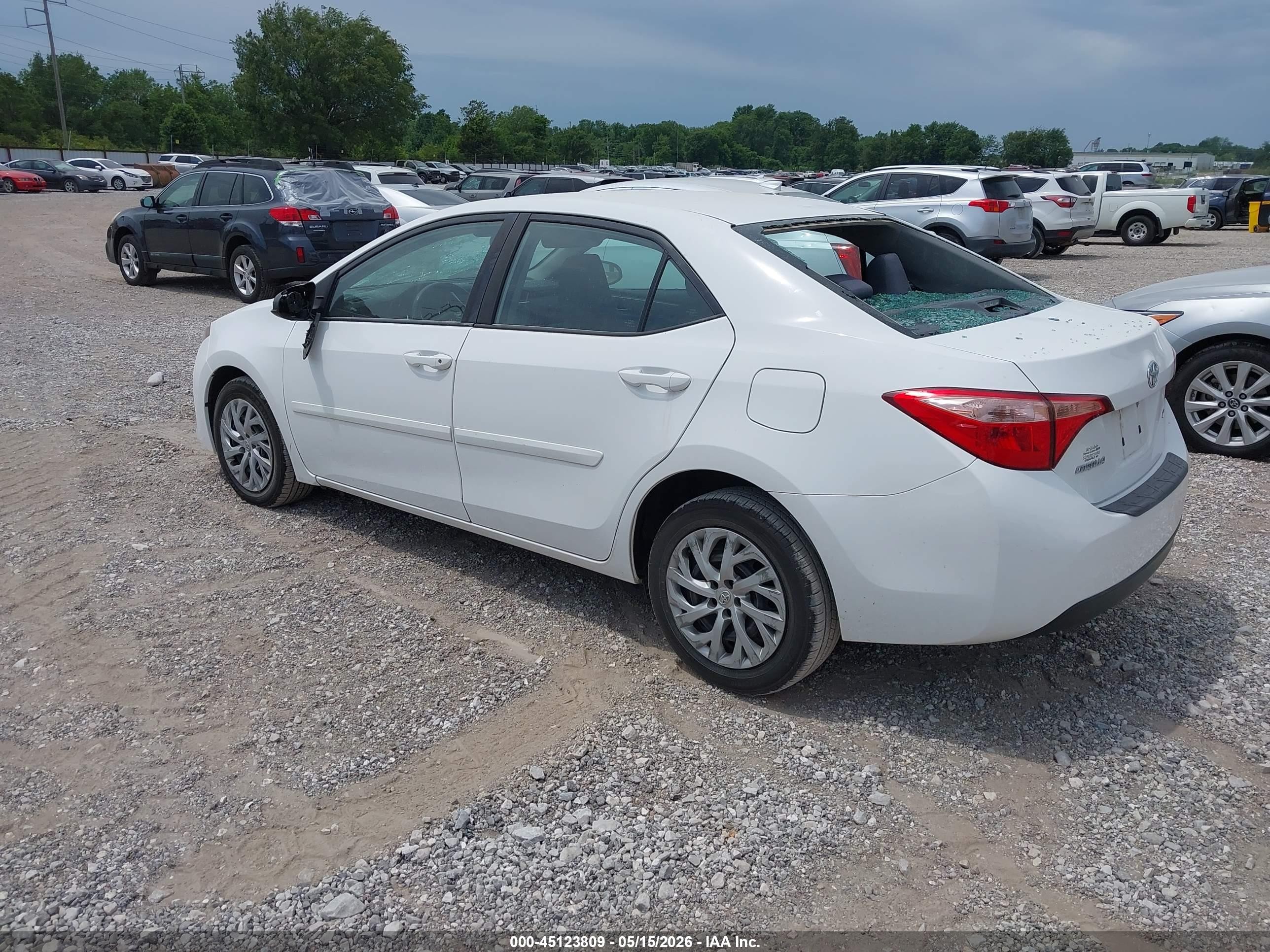 2017 Toyota Corolla Le White vin: 2T1BURHE5HC847132