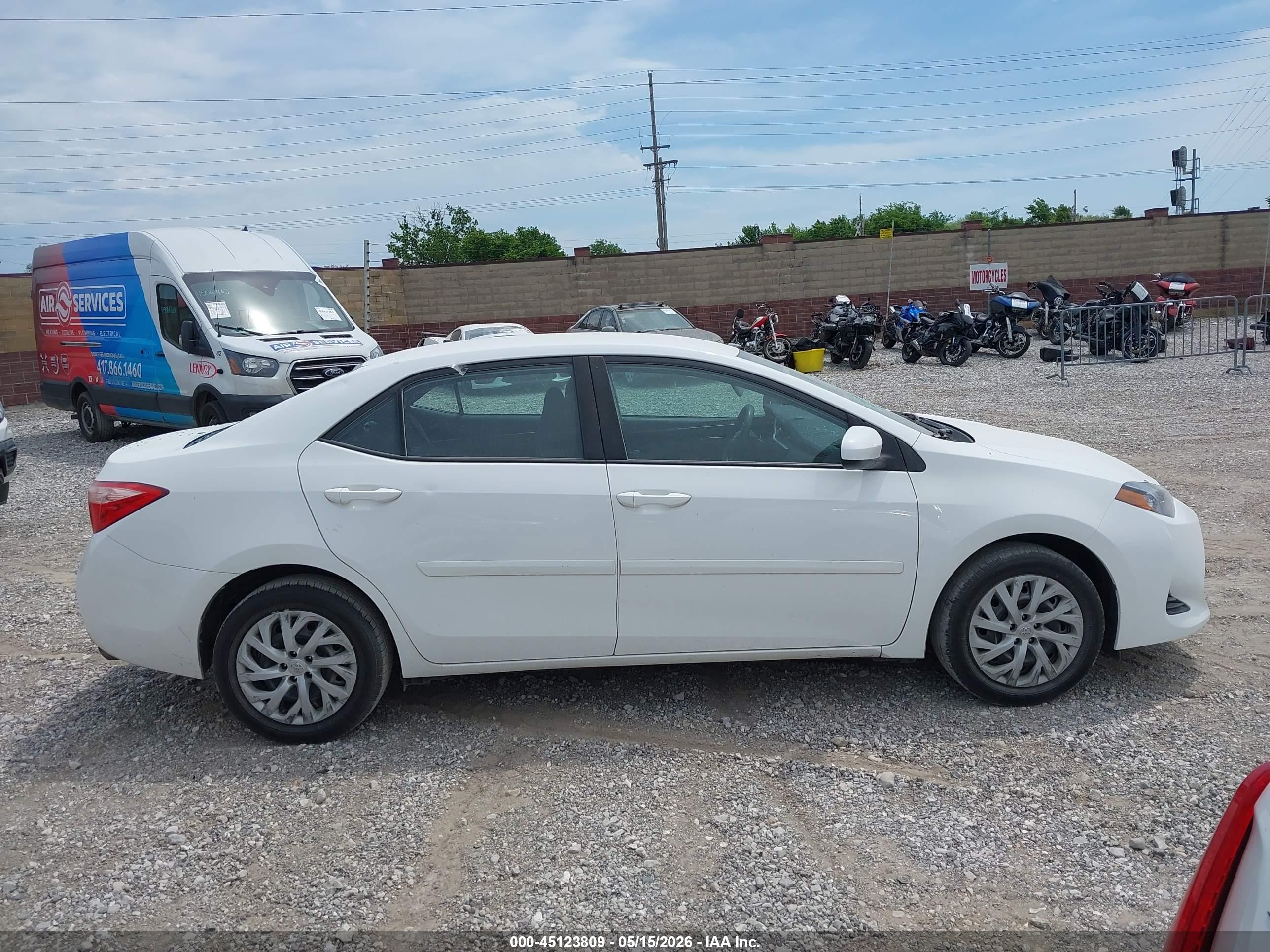 2017 Toyota Corolla Le White vin: 2T1BURHE5HC847132
