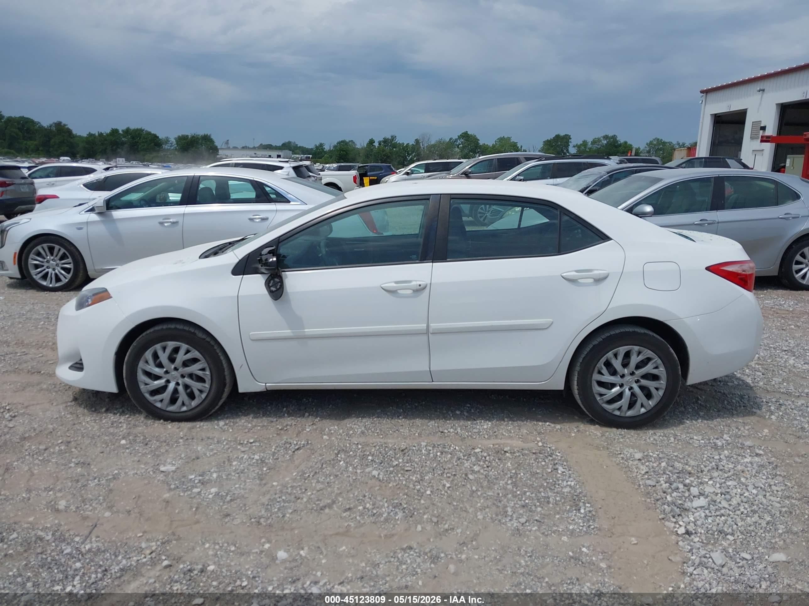 2017 Toyota Corolla Le White vin: 2T1BURHE5HC847132