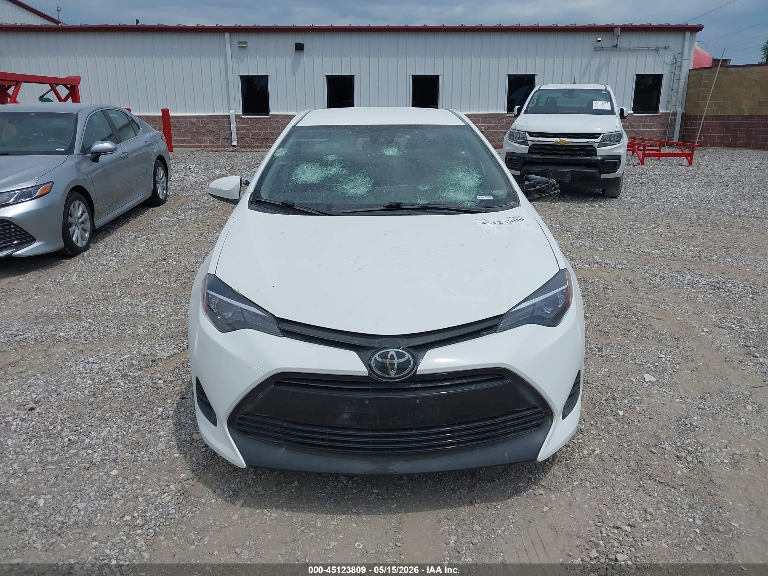 2017 Toyota Corolla Le White vin: 2T1BURHE5HC847132