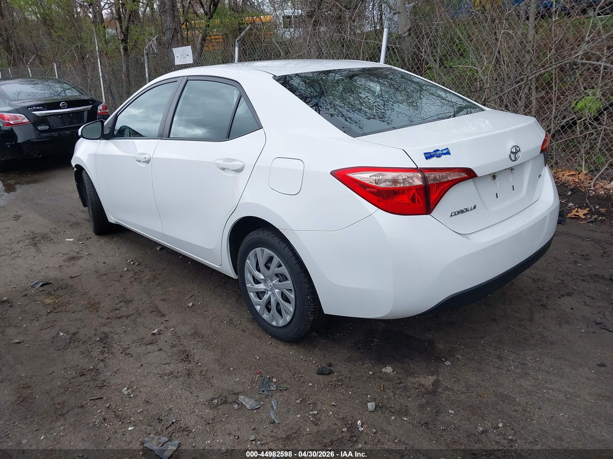 2018 Toyota Corolla Le White vin: 2T1BURHE5JC109238