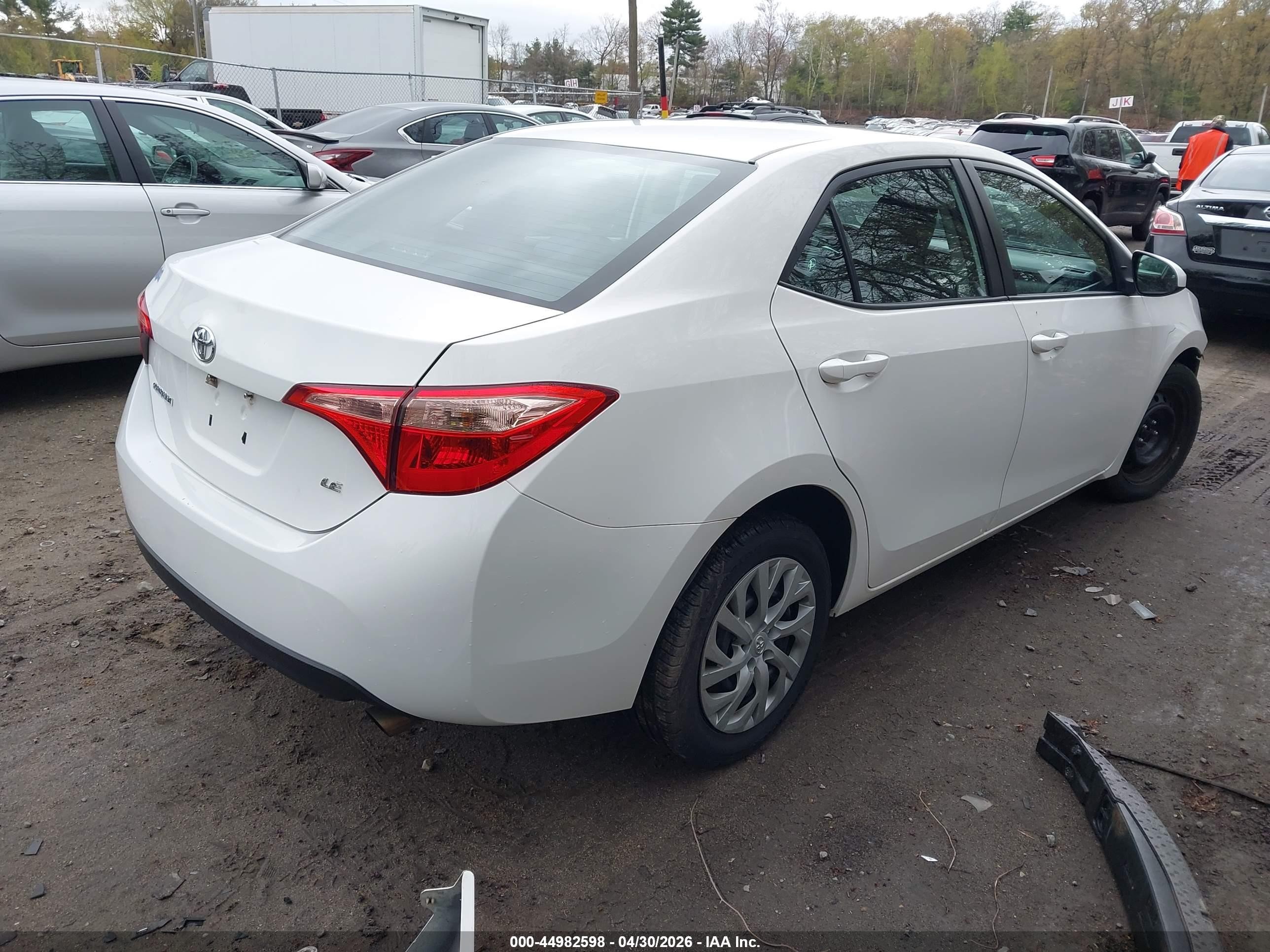 2018 Toyota Corolla Le White vin: 2T1BURHE5JC109238