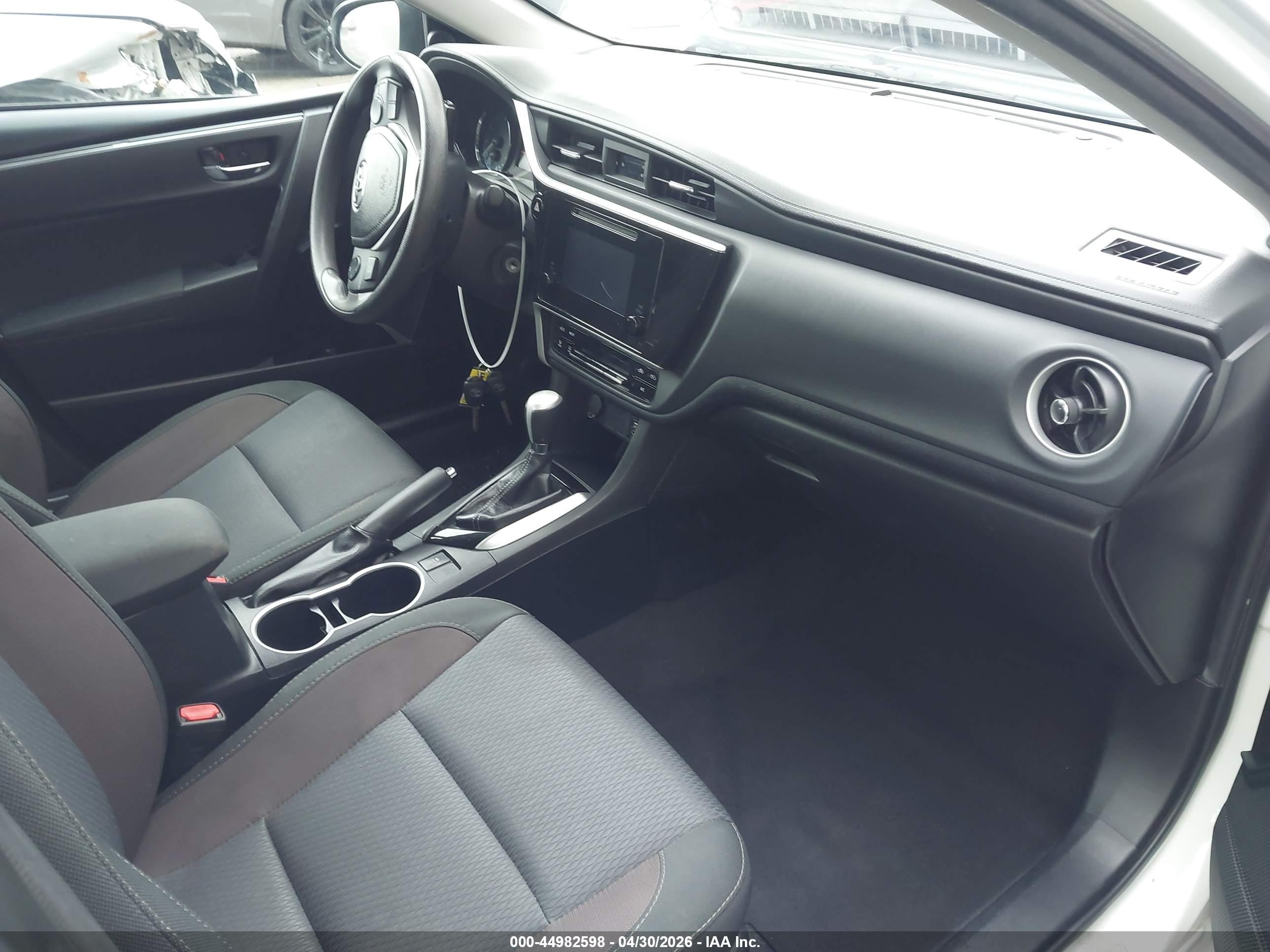 2018 Toyota Corolla Le White vin: 2T1BURHE5JC109238