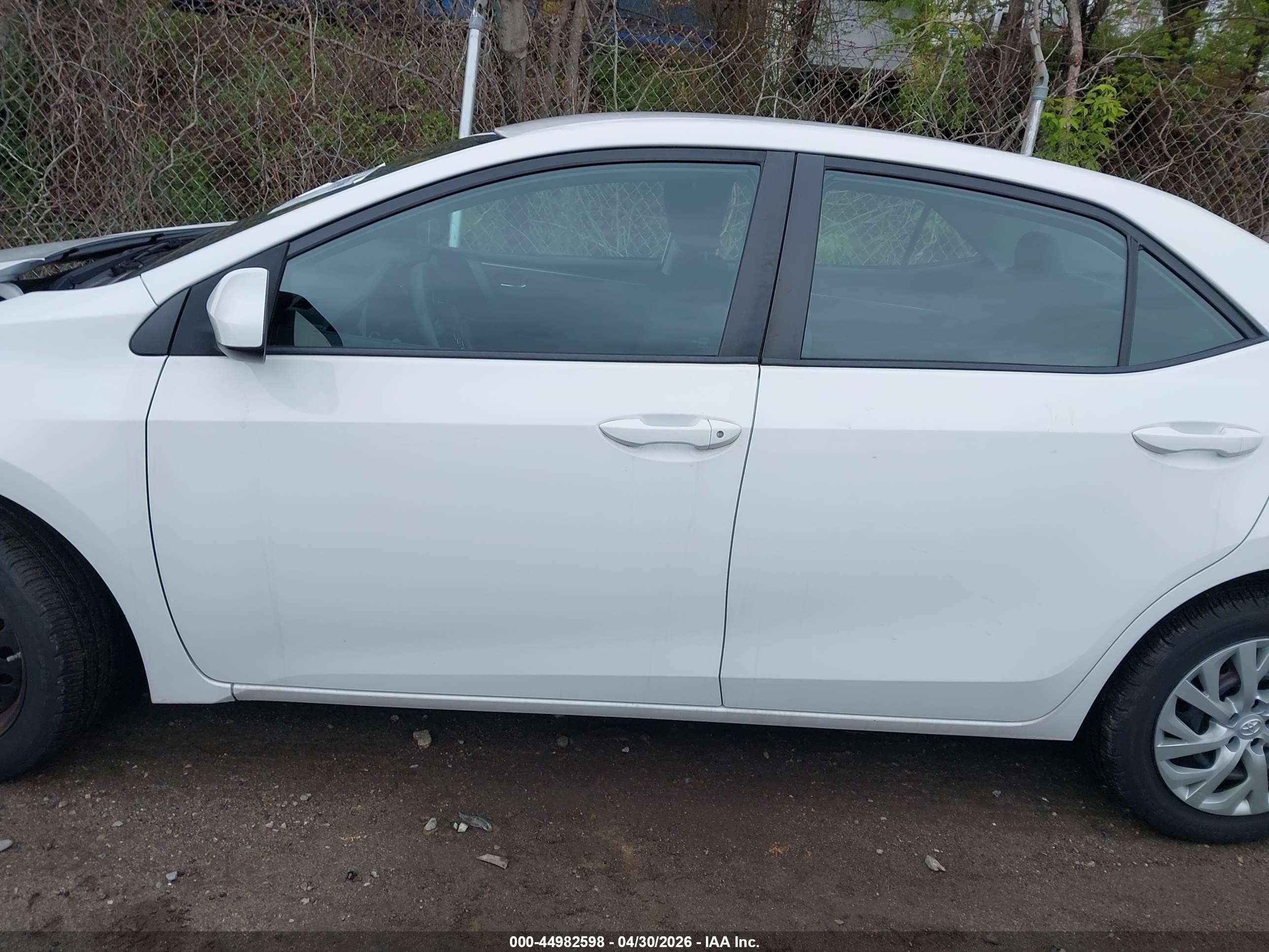 2018 Toyota Corolla Le White vin: 2T1BURHE5JC109238