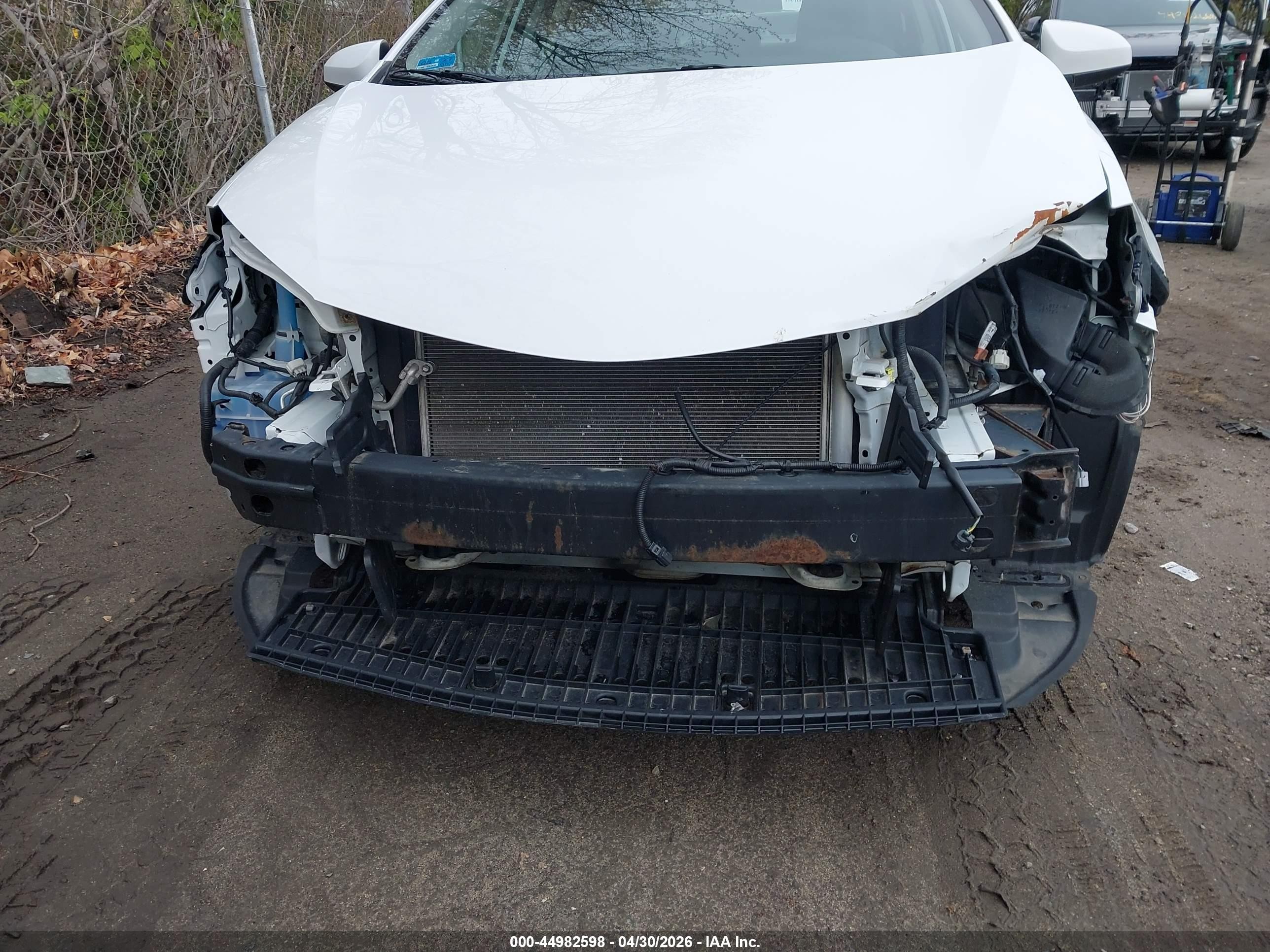2018 Toyota Corolla Le White vin: 2T1BURHE5JC109238