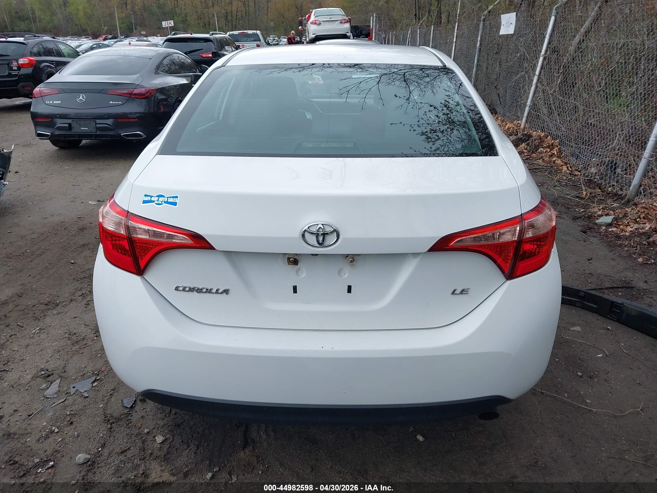 2018 Toyota Corolla Le White vin: 2T1BURHE5JC109238