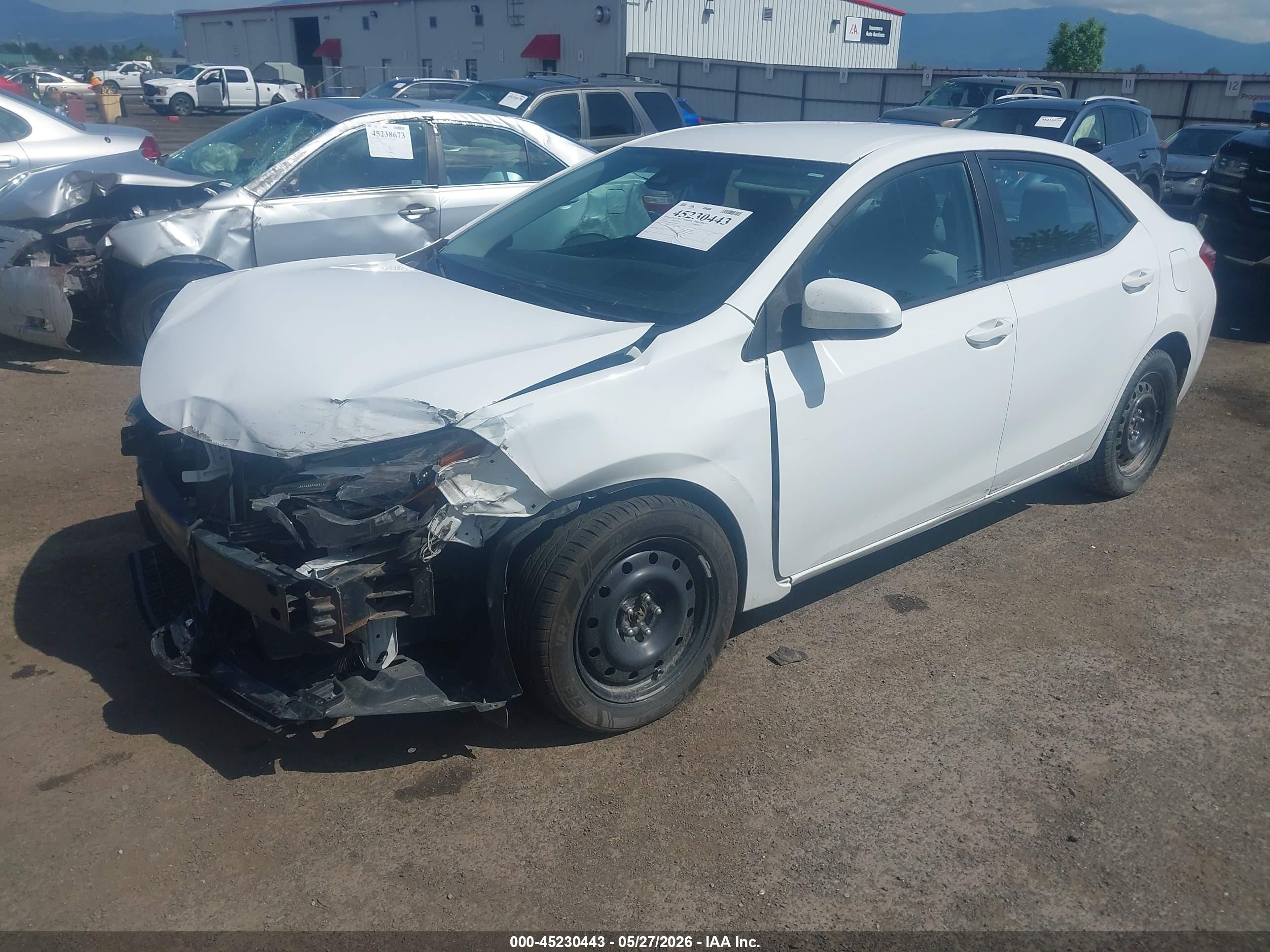 2018 Toyota Corolla Le White vin: 2T1BURHE5JC977126